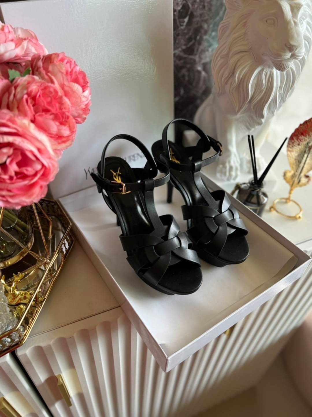 YSL TRIBUTE HEEL / SAINT LAURENT TRIBUTE HEEL / YSL HIGH HEEL เกรดออริจินอล รองเท้าส้นสูงแบรนด์หรู ที่สาวๆ ทุกคนควรมี ไว้ออกงานหรือใส่ทำงานได้ คู่นี้คือปังได้ตลอดกาล เพิ่มความสูงเพรียว สวยหรูมากค่ะ