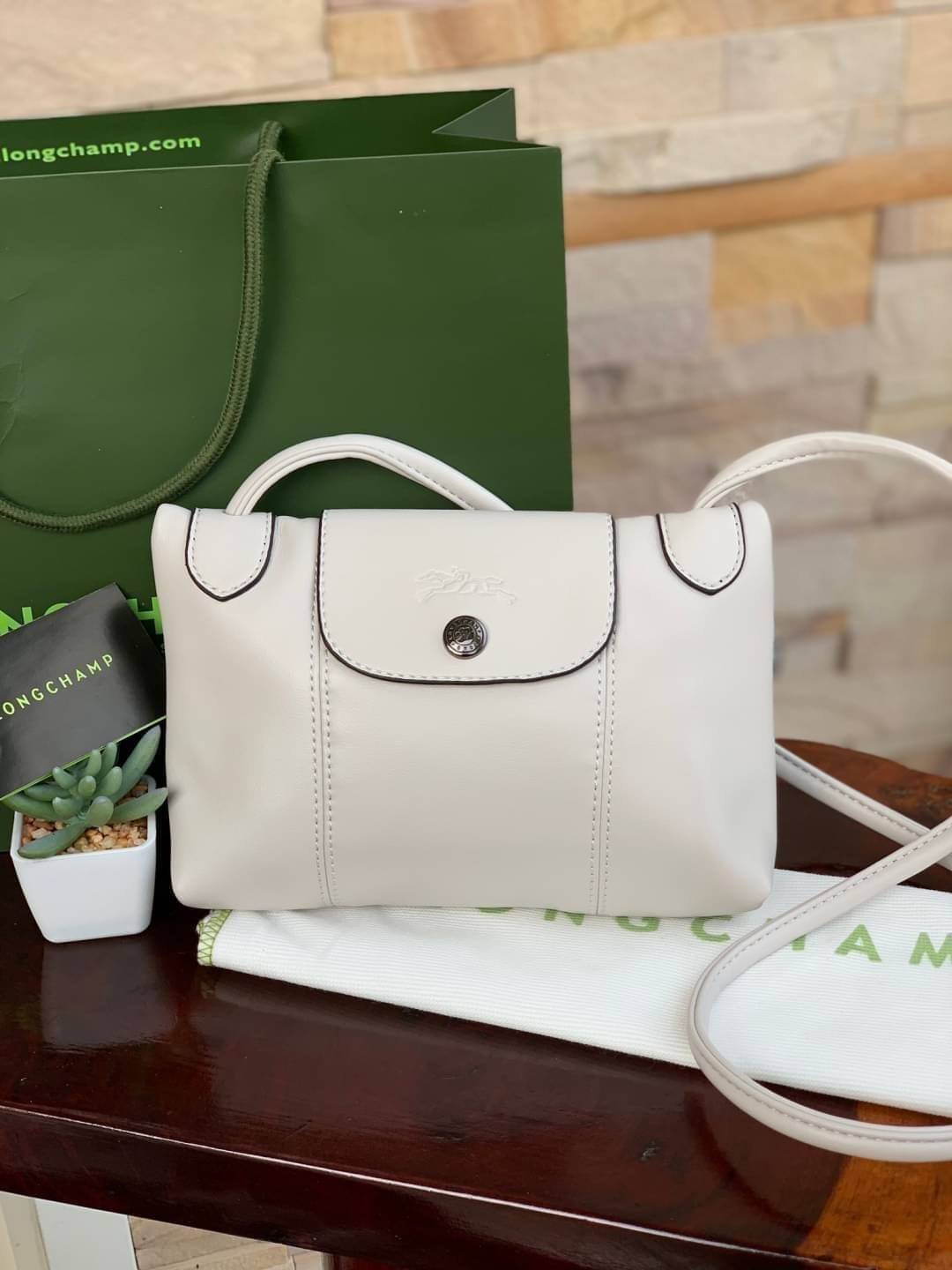 Longchamp Le Pliage Cuir Crossbody Bag อีกหนึ่งคอลเลคชั่น Le Pliage Cuir หนึ่งในตระกูลกระเป๋าสุดไอคอนิกจากแบรนด์ Longchamp และจัดการปรับดีไซน์ให้มีขนาดเล็กลงในทรงcrossbody กะทัดรัดสะพายแล้วคล่องตัว ด้วยดีไซน์ที่ดูเป็นเอกลักษณ์การใช้งานช่องหลักที่ซิปด้านหล