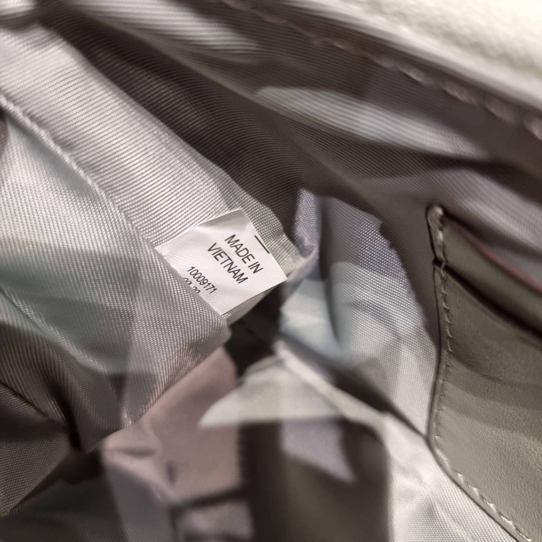 TORY BURCH MERCER NYLON SMALL SHOULDER BAG ใหม่ก่อนใคร!! กับคอลหวานๆ สดใสๆ กระเป๋าสะพายทรงโฮโบ ขนาดกะทัดรัด ฟังก์ชั่นการใช้งานจัดแบบเต็มที่ ด้วยสายสะพายถึง 3 เส้น สายโซ่คล้องแขน สายหนังแบบสั้นคล้องไหล่ และสายสปอร์ตเส้นใหญ่ ดูดี!! คุ่มแค่ไหนคิดดู!! วัสดุผ้