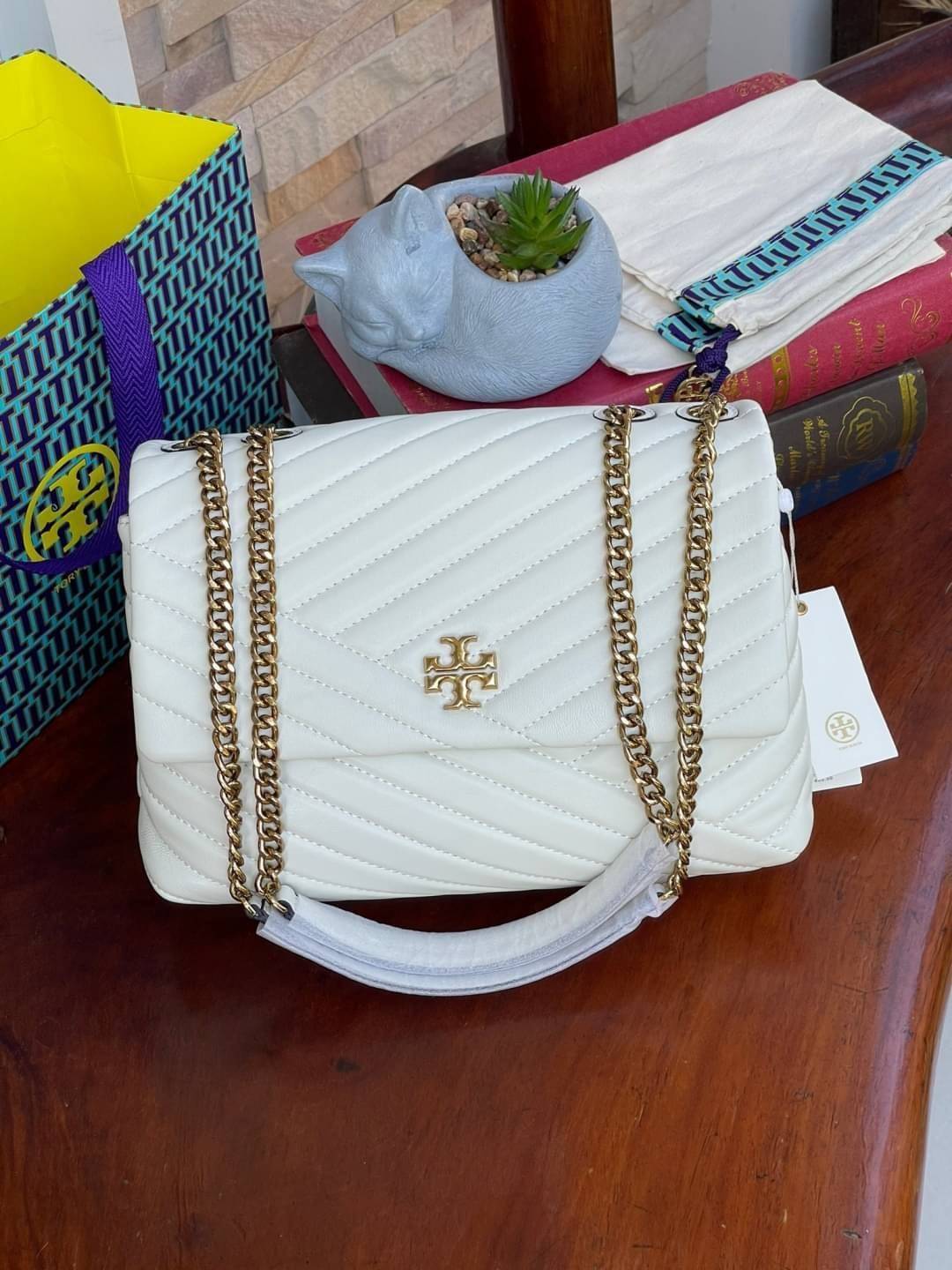 Large : Tory Burch Kira Chevron Quilted Convertible Leather Crossbody Bag เป็นกระเป๋าที่ใช้ในการออกงานสำคัญหรือวันที่มีปาร์ตี้สังสรรค์ คุณควรเลือกใช้กระเป๋าที่มีดีไซน์สะดุดตา เพราะจะช่วยยกระดับและเพิ่มเสน่ห์ให้กับตัวคุณเองมากยิ่งขึ้น หากเป็นงานทางการ เช่น