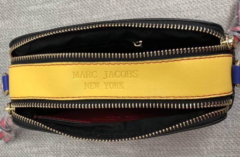 MACR JACOBS NEW YORK 2 ZIP กระเป๋าสะพายข้างหรือ crossbody ได้ค่ะ มาพร้อมสายสะพายมา 2 สาย ถอด และปรับระดับ ได้ทั้ง 2 สาย สลับใช้ไม่จำเจ ด้านหน้าตประดับ logo สวยหรู มี 2 ช่องซิปใส่ของ ภายในจุได้พอประมาณ มีช่องซิป และช่องเล็กใส่ของจุกจิก ที่จับซิปเป็นพวงหนัง
