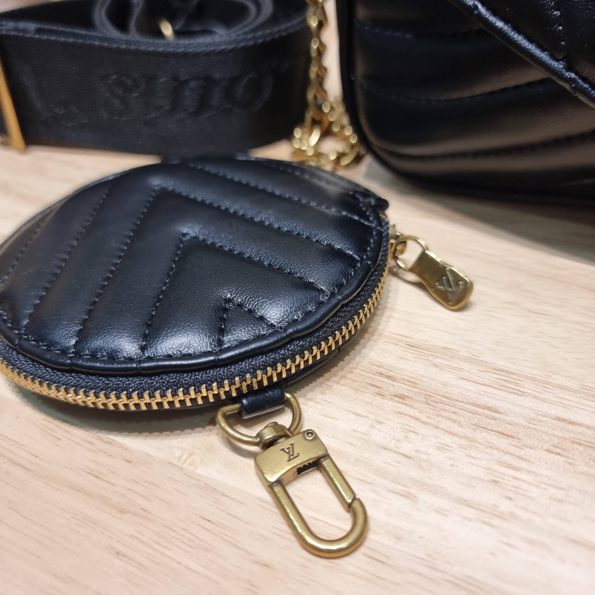 LV new wave pochette multi bag กระเป๋าสะพายมัลติฟังก์ชั่น มาพร้อม box set รับรองว่าดีงาม ลูกเล่นคลาสสิคผสานความวินเทจ มีสายสะพายให้ 2 เส้น และกระเป๋าใบลูก เล็กน่ารัก