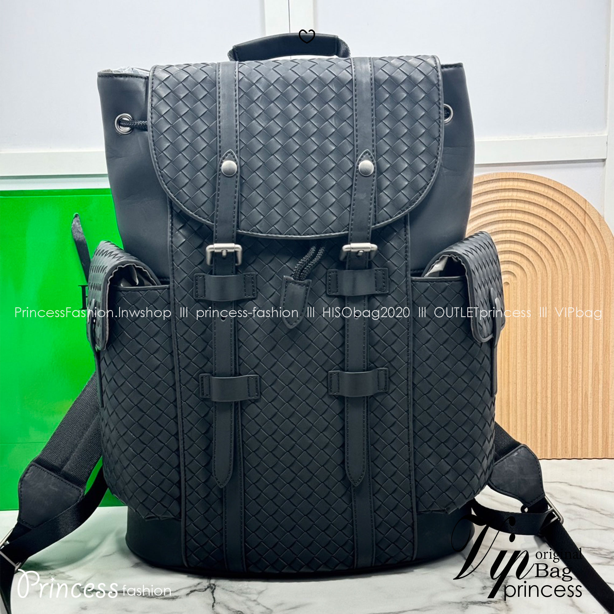 ORI หนังแท้ | Bottega Veneta Shadow Signature Flap Backpack กระเป๋าเป้ กระเป๋าสะพายหลัง โดดเด่นด้วยงานสานตารางสวยคลาสสิคเรียบหรูเป็นเอกลักษณ์ ดีไซน์เรียบง่าย แต่ดูแพง กิมมิคที่ใครๆก็อยากเป็นเจ้าของ