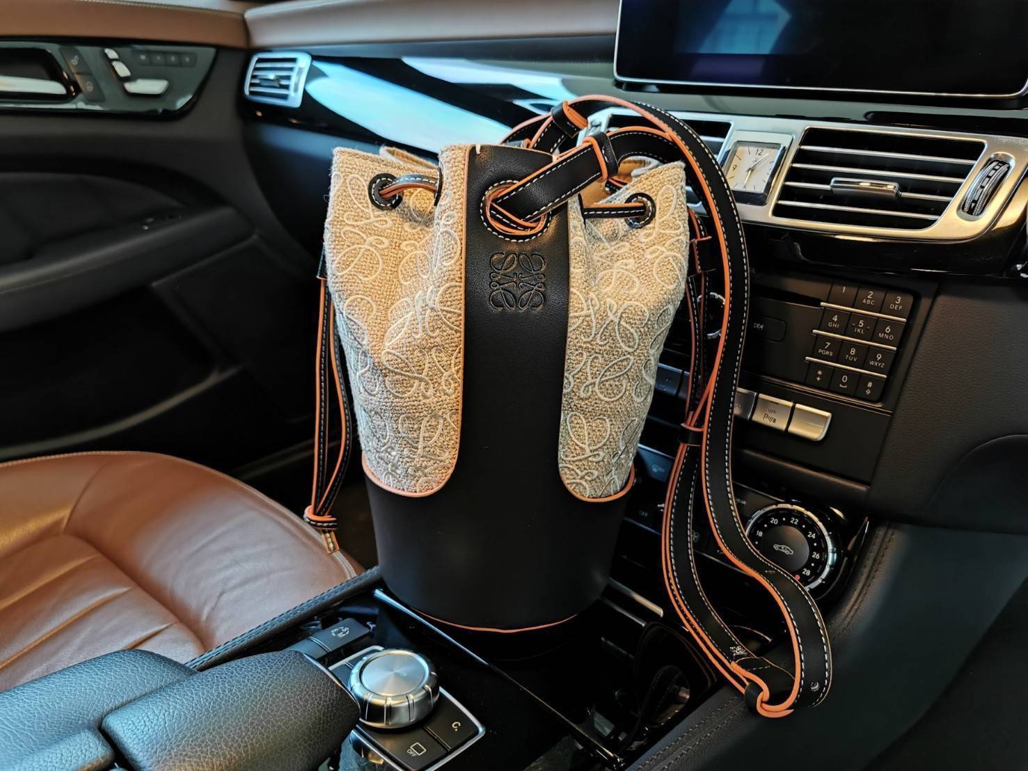 พรีเมี่ยมกิ๊ฟแท้ 100% 】LOEWE CROSSBODY ANAGRAM BUCKET BAG GIFT WITH PURCHASE (GWP) กระเป๋าถือหรือสะพายพรีเมี่ยมกิ๊ฟ Limited จาก LOEWE PERFUME DUTYFREE COUNTER รุ่นใหม่ล่าสุด Rare items หายากสุดเลอค่าวัสดุ Anagram Canvas ตัดหนังแท้ Calfskin สุดคลาสสิค