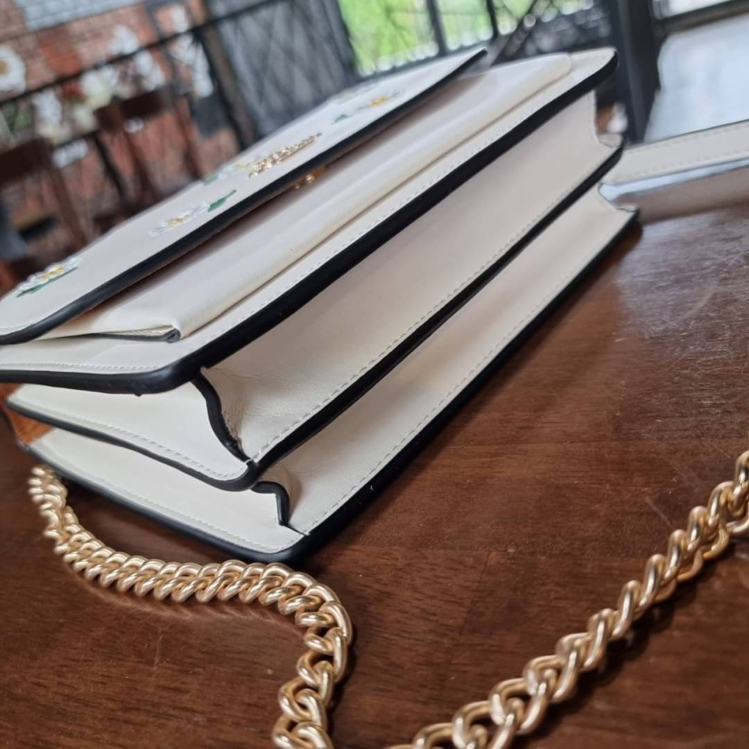 COACH C2858 KLARE CROSSBODY WITH DAISY EMBROIDERY ดอกเดซี่ฮิตไม่หยุดยั้ง!! ขายดิบขายดีทุกคอลเลคชั่น รอบนี้มาให้ได้ใช้งานง่ายกว่าเดิม กับกระเป๋าสะพายข้าง โทนสีละมุนลูกคุณหนู ดีไซน์ปักดอกเดซี่เพิ่มลูกเล่น ให้มีสีสัน สายสะพายโซ่สลับหนัง สะพายยังไงก็ขับผิว เป