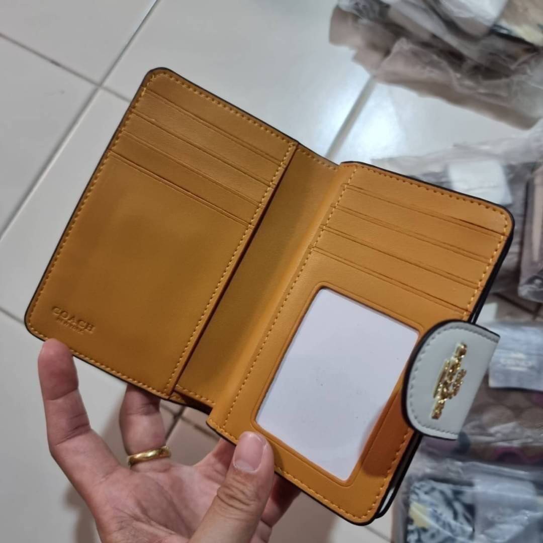 COACH C3375 MEDIUM CORNER ZIP WALLET IN SIGNATURE CANVAS WITH DAISY PRINT ดีไซน์ใหม่ล่าสุด!! คอลเลคชั่นลายพริ้นท์ เพิ่มลูกเล่นให้กระเป๋าสตางค์ของคุณ กับกระเป๋าสตางค์ใบกลาง ขนาดกำลังเหมาะมือ วัสดุหนังแคนวาส ดูแลรักษาง่าย มีช่องใส่บัตรและธนบัตรครบ และช่องซิ