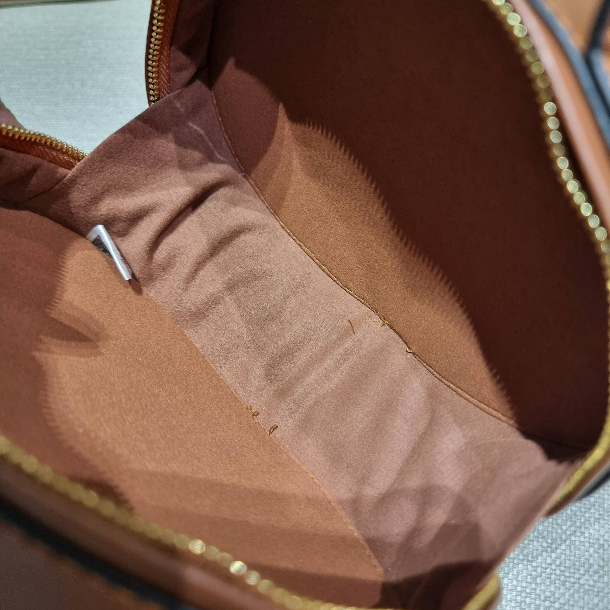 VIP 🥂 CELINE OVAL MINAUDIERE CUIR TRIOMPHE น้องน่ารักม้ากกกก!! น่ารักตะโกนไปเลย!! กับกระเป๋าทรง oval รุ่นแรร์ไอเท็ม ที่หายาก และ sold out ไปหลายรอบ!! น้องใบกะทัดรัด สำหรับสาวๆที่ชอบพกพกของแบบง่ายๆ ให้ชีวิตไม่ยุ่งยาก คล้องแขนใช้งานเก๋ๆ วัสดุหนังสัง