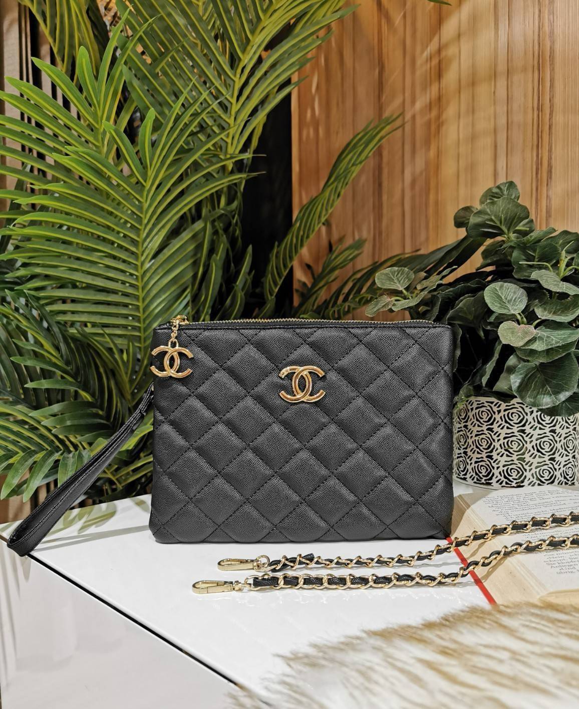 Chanel Crossbody Bag VIP Gift With Purchase (GWP) กระเป๋าสะพายพรีเมี่ยมกิ้ฟจาก Chanel Cosmetic Counter DutyFree วัสดุหนังคาเวียร์สวยหรูเปิดปิดด้วยซิปโลโก้แบรนด์สีทองสะดวกใช้ ด้านหน้ามีโลโก้ ด้านหลังมีช่องใส่ของ ภายในมีช่องซิป ใส่มือถือ ธนบัตร เครื่องสำอาง