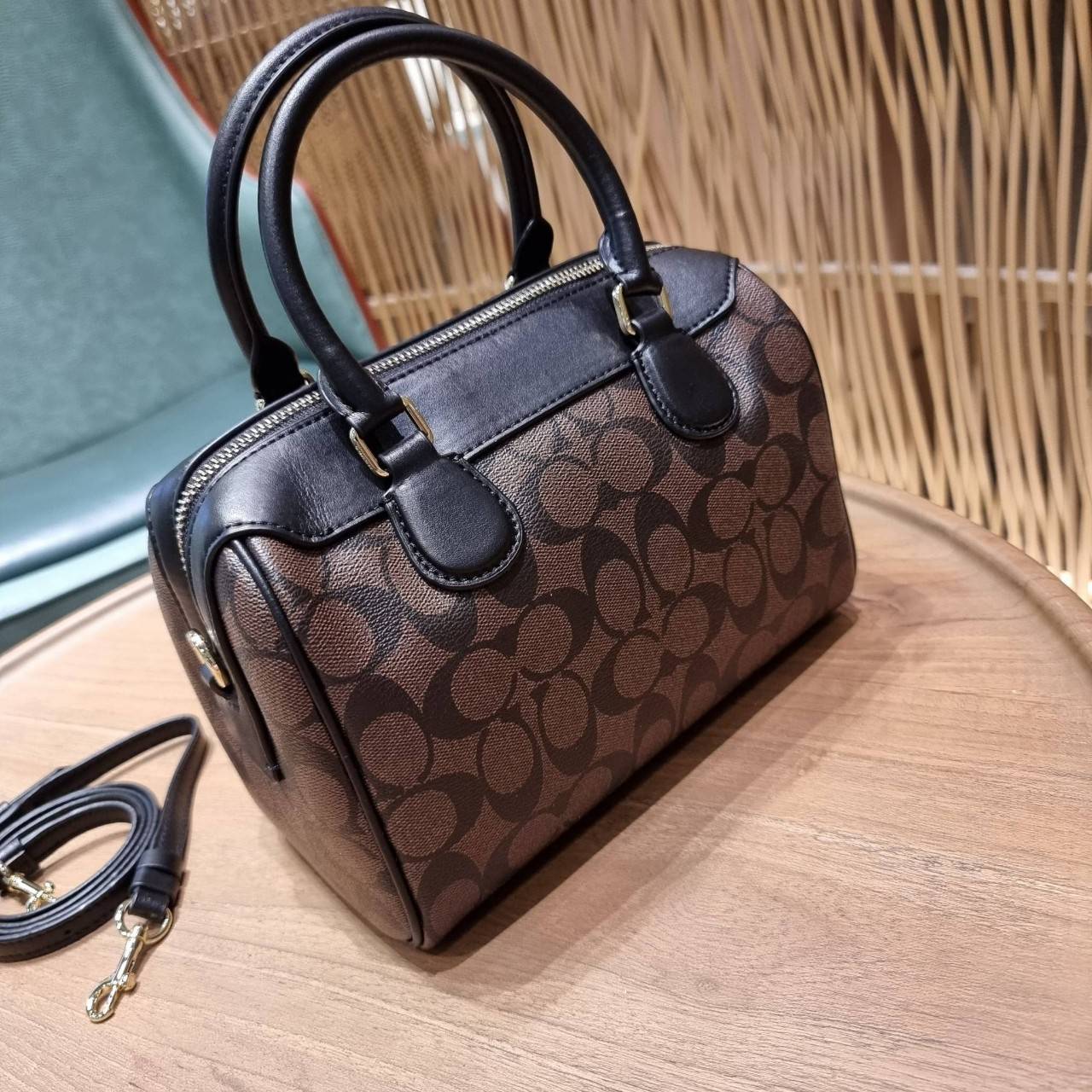 COACH F32203 MINI BENNETT SATCHEL IN SIGNATURE CANVAS กลับมาอีกครั้ง!! กับกระเป๋าทรงหมอนยอดฮิต 🥳 มีกี่สีก็ขายหมด วัสดุหนังแคนวาสเคลือบลาย ทรงสวยใช้งานได้ทุกโอกาส ภายในโล่งกว้างใส่ของได้เยอะ มีหูจับในตัว และสายสะพาย crossbody ปรับได้ตามตัว ใบนี้ไม่
