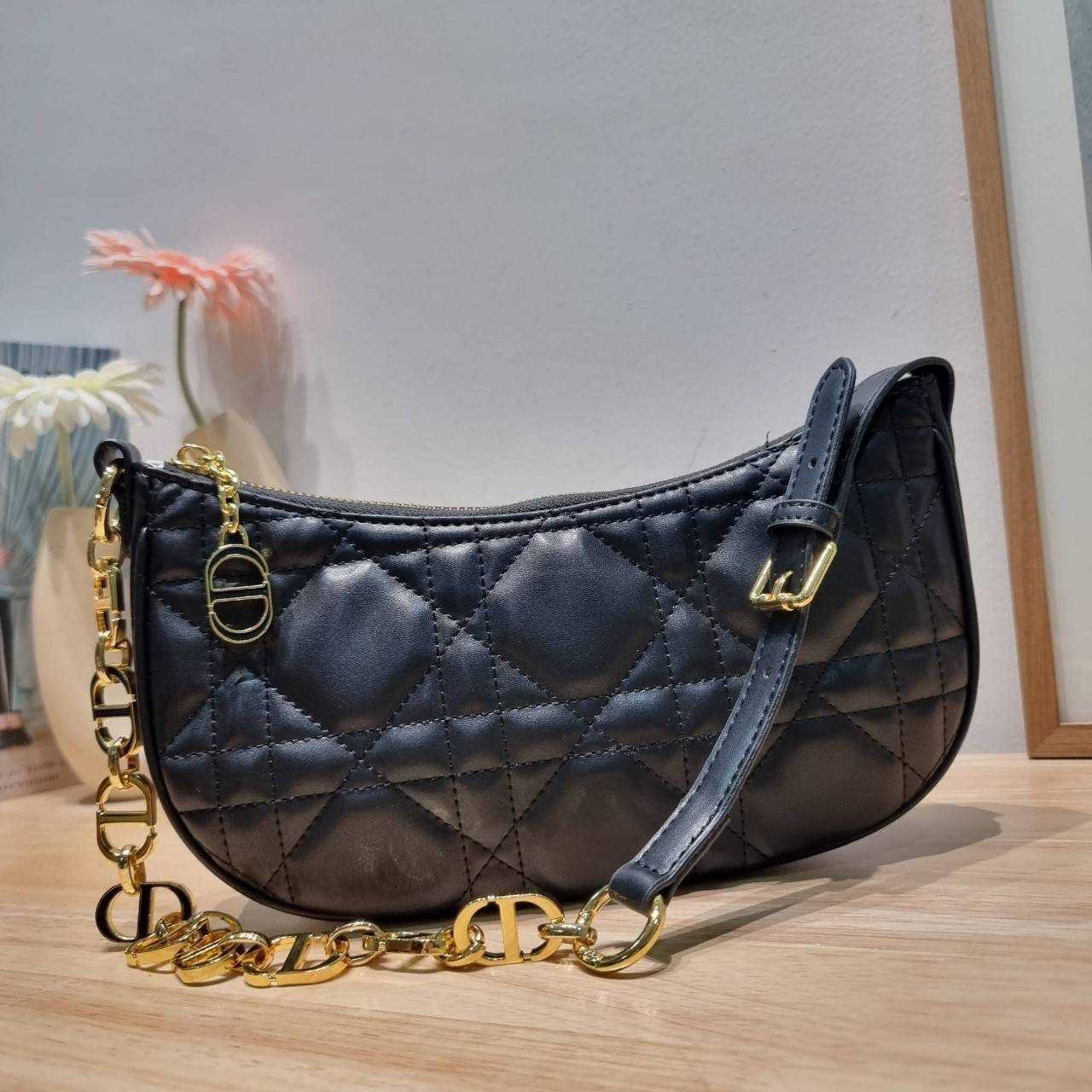 Dior Black Supple Macrocannage / CD LOUNGE BAG กระเป๋าสะพายทรงพอช สวยหรู ดีไซน์เรียบ แต่ดูแพง