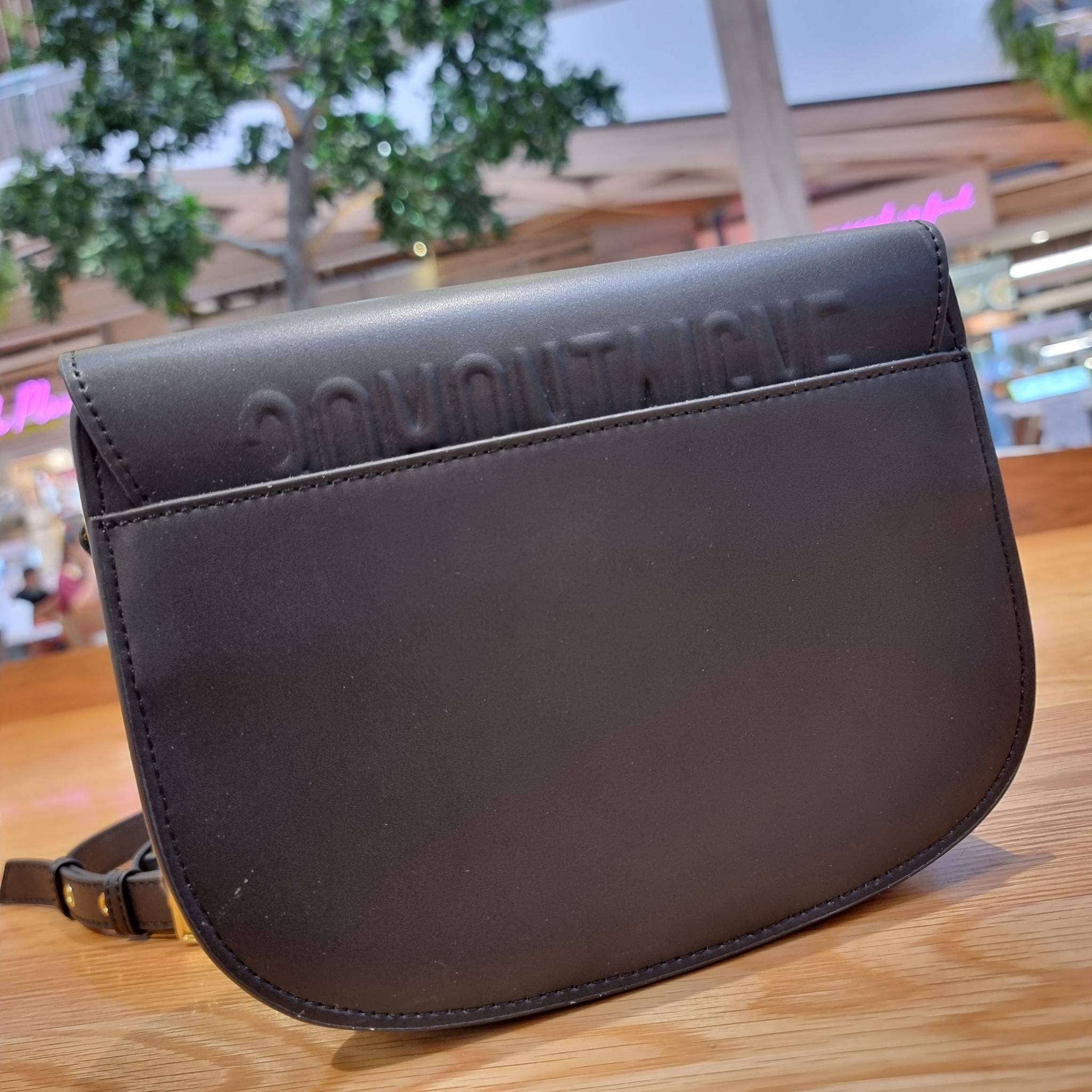 DIOR CD MEDIUM BOBBY BAG กระเป๋าสะพายข้างพรีเมี่ยมกิ๊ฟทรงสวย ดีไซน์ย้อนยุค เป็นเอกลักษณ์ไม่เหมือนใคร เปิด-ปิดด้วยกระดุมแม่เหล็ก ใช้งานง่าย อะไหล่ทองดูหรู ภายในเป็นช่องโล่ง มาพร้อมสายสะพาย crossbody ถอดออกได้ ปรับได้ จะถือเป็นคลัทช์ออกงานก็ได้ สะพายไปทำงาน