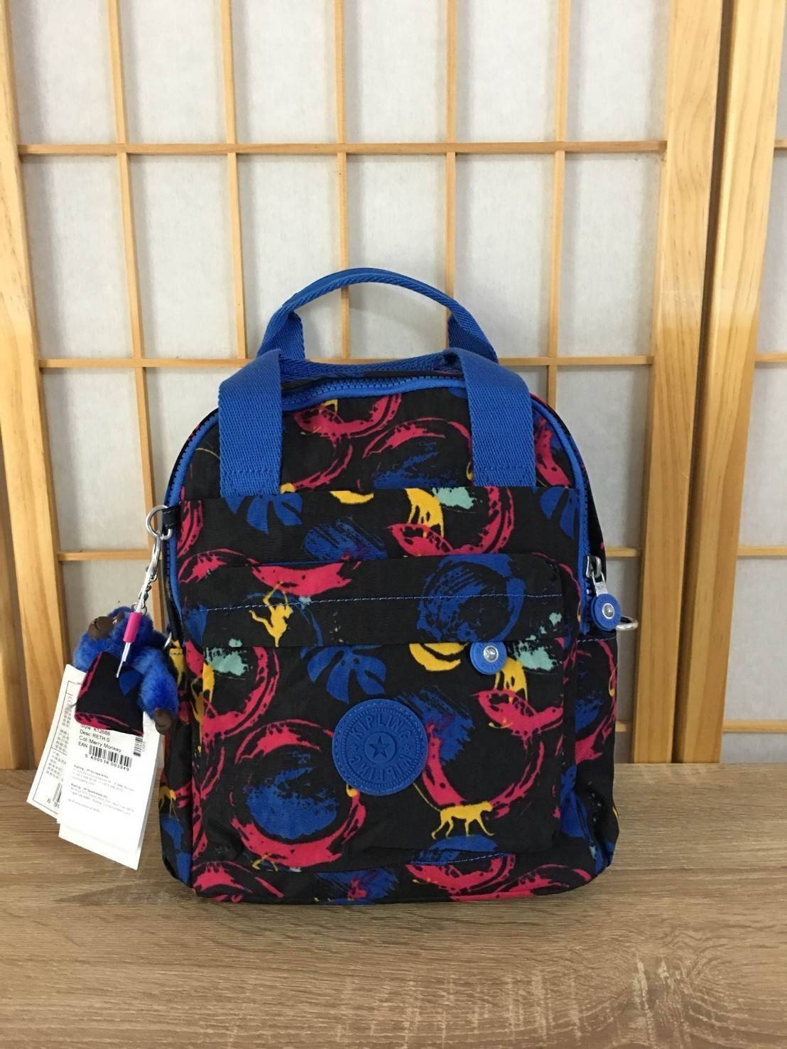 Kipling Mini Backpack K12688 กระเป๋าขนาดมินิ ใช้งานได้ถึง 3 แบบ ปรับเป็นเป้สะพายหลัง สะพายข้าง และมีหูหิ้ว ลวดลายสวยน่ารัก มีช่องเก็บหลายช่องแยกเก็บของจุกจิก ด้านข้างมีช่องโล่งไว้ใส่ขวดน้ำหรือของที่ต้องหยิบใช้บ่อยครั้ง สะพายได้กับสาวทุกลุคเลยค่ะ ไม่ควรพลา