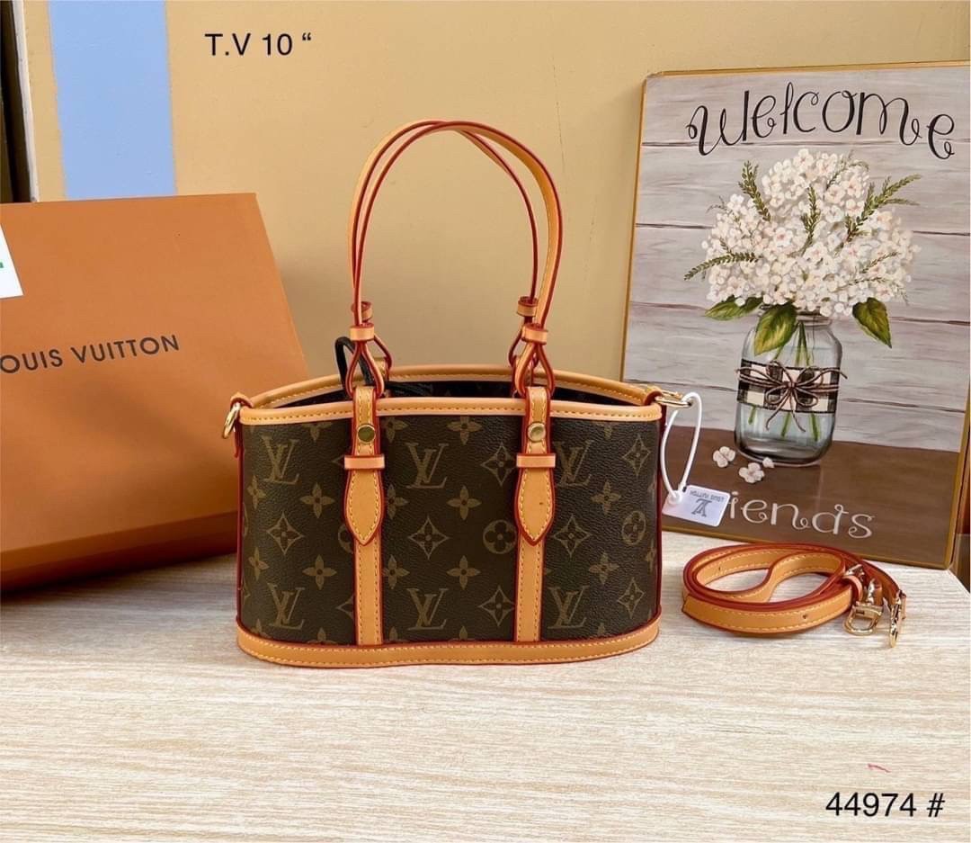 LV MINI TOTE / FF FENDI MINI TOTE รุ่นใหม่ล่าสุด คิ้วท์กว่าใคร! กับไอเท็มโมโนแกรมสุดฮิต กระเป๋าทรงโท้ทไซส์มินิ น่ารักน่าใช้มากๆ ให้คุณได้เพลิดเพลิน และคล่องตัวมากๆ ภายในโล่ง ใส่ของสำคัญได้ มาพร้อมสายสะพายที่ถอดออกได้ ใบนี้ตอบโจทย์ให้กับทุกไลฟ์สไตล์แน่นอน