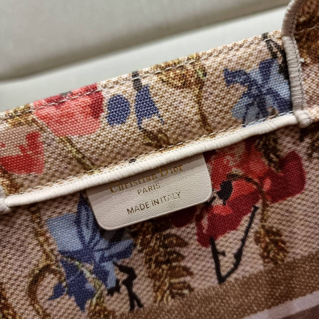 VIP 】HOT ARRIVAL!! DIOR CD SHOPPING BAG WITH GWP กระเป๋าทรงช้อปปิ้งใบใหญ่ จุใจ!! พรีเมี่ยมกิ๊ฟรุ่นดับเบิ้ลฮอต ดีไซน์คลาสสิควินเทจ สวยหรู วัสดุผ้าแคนวาสลายกราฟฟิค ภายในโล่งกว้างมากๆ ใส่ของจุสุดๆ โน้ตบุ้ค ไอแพด กระเป๋าสตางค์ มือถือ หรือเสื้อผ้ายังได้ สะพายค