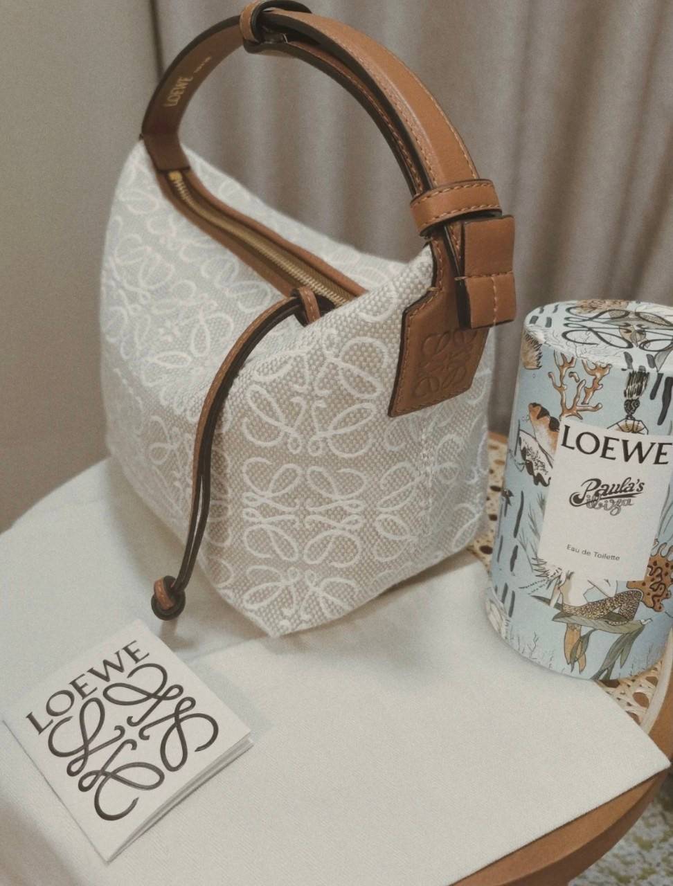LOEWE CANVAS BAG VIP GIFT WITH PURCHASE (GWP) พรีเมี่ยมกิ๊ฟ Limited จาก LOEWE HAUTE PARFUME DUTYFREE COUNTER วัสดุ CANVAS ตัดหนังแท้ ดีไซน์ทรงยอดฮิตประจำปีเลย! ปักโลโก้แบรนด์บนผ้าทั้งใบเป็นเอกลักษณ์ เปิดปิดด้วยซิปยาวภายในโล่งกว้าง ใส่กระเป๋าสตางค์ยาว มือถ