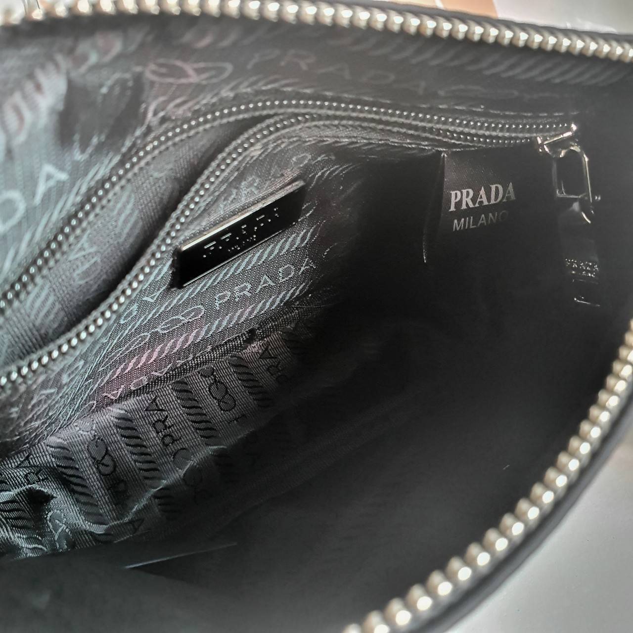 🎉 งานพรีเมี่ยมกิ๊ฟท์จากแบรนด์ PRADA ซื้อ1 ได้ไปถึง3 สายแบนสะพาย CROSSBODY สายโซ่สีเงิน คล้องไหล่ กระเป๋าห้อยใบเล็กใส่เหรียญ คุ้มมากค่ะรุ่นนี้ แม่ค้าแนะนำเลยจ้า วัสดุทำจากผ้า NYLON #อะไหล่เงินทั้งใบ เปิดปิดด้วยซิป ภายในมีช่องซิปและป้ายโลหะแบรนด์ บุ