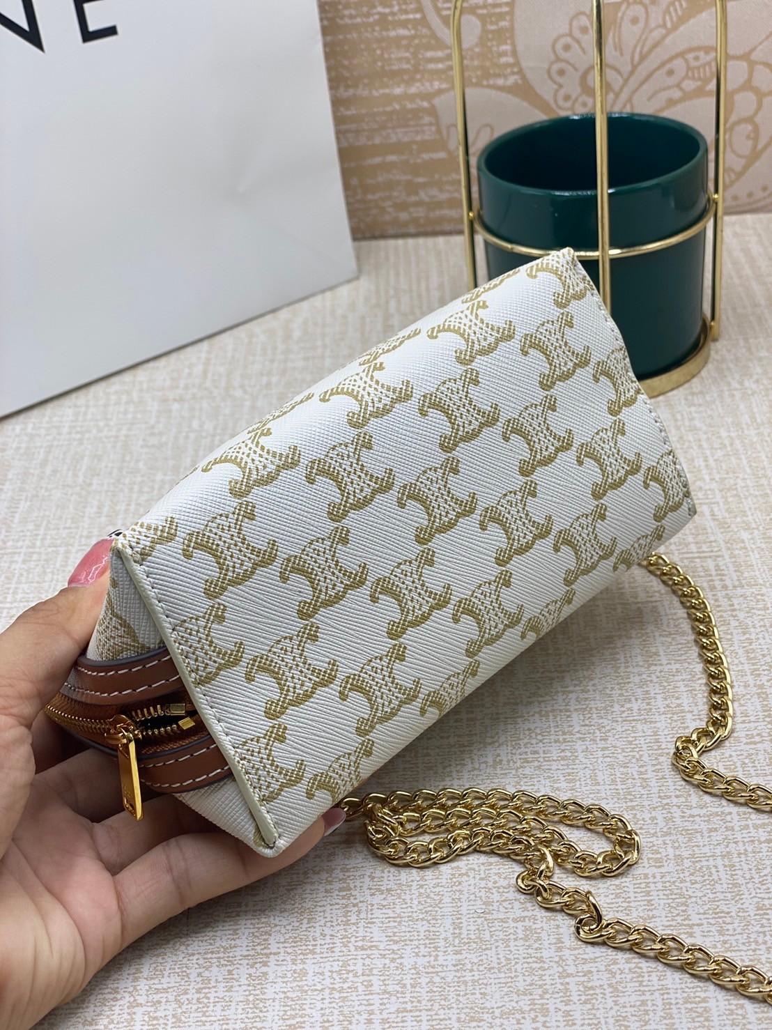 CELINE POUCH 16cm / CELINE TRIOMPHE Triumphal Arch Canvas / CELINE CLUTCH WITH CHAIN กระเป๋าคลัทช์ดีไซน์เรียบหรูออกแบบมาได้อย่างลงตัว พร้อมสายสะพายโซ่ทองสุดหรู ด้วยรูปทรงที่สวยงามและทันสมัย