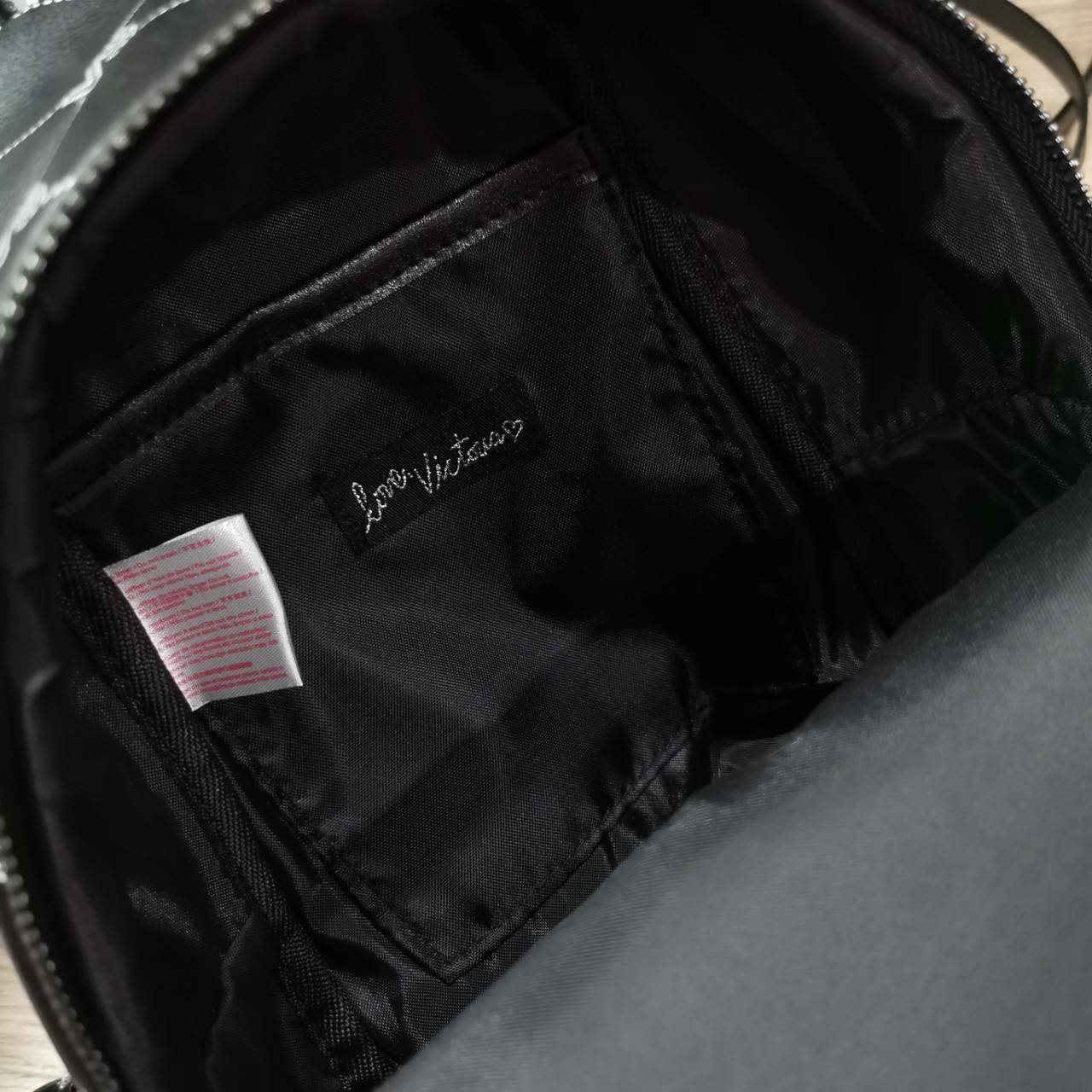 VICTORIA's SECRET MONOGRAM MINI CITY BACKPACK กระเป๋าเป้รุ่นใหม่ล่าสุดวัสดุหนังเรียบลาย Monogram ดีไซน์สวยดู Cool ขนาดมินิ น้ำหนักเบา เปิดปิดด้วยซิปสะดวกใช้ ด้านหน้ามีช่องซิป หูจับถนัดมือ สายสะพายปรับระดับได้ สวยน่าใช้มากๆค่ะ ไอเท็มใหมาชนช็อป! ราคาสุ