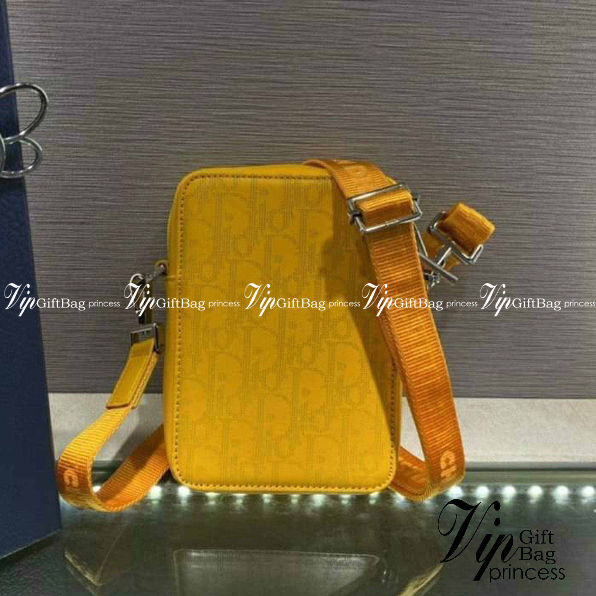 Dior World Tour Vertical / DIOR WORLD TOUR OBLIQUE GALAXY LEATHER MESSENGER POUCH BAG / Dior Pouch With Strap Oblique Galaxy Calfskin เกรดเทพออริจินอล หนังแท้ ภาพถ่ายจากสินค้าจริง ใช้งานต่างประเทศได้