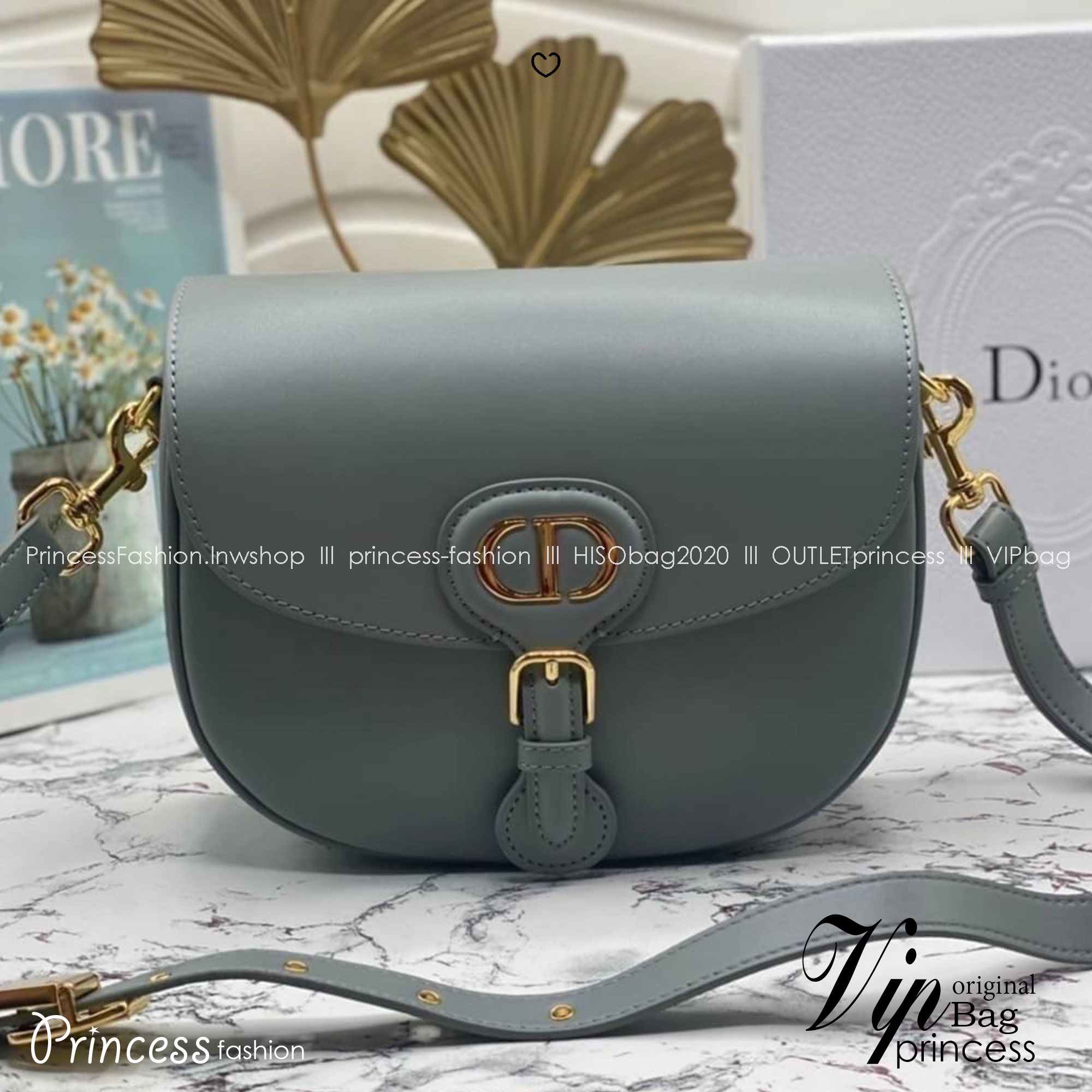 Dior Bobby Medium Bag Dior Oblique jacquard fabric in blue กระเป๋าสะพายทรงโฮโบรุ่นยอดนิยม คลาสสิคสุดหรู ด้วยเส้นสายที่ประณีตและสัดส่วนที่กลมกลืนลงตัวอย่างสวยงาม เกรดท็อปออริ ใช้งานต่างประเทศได้