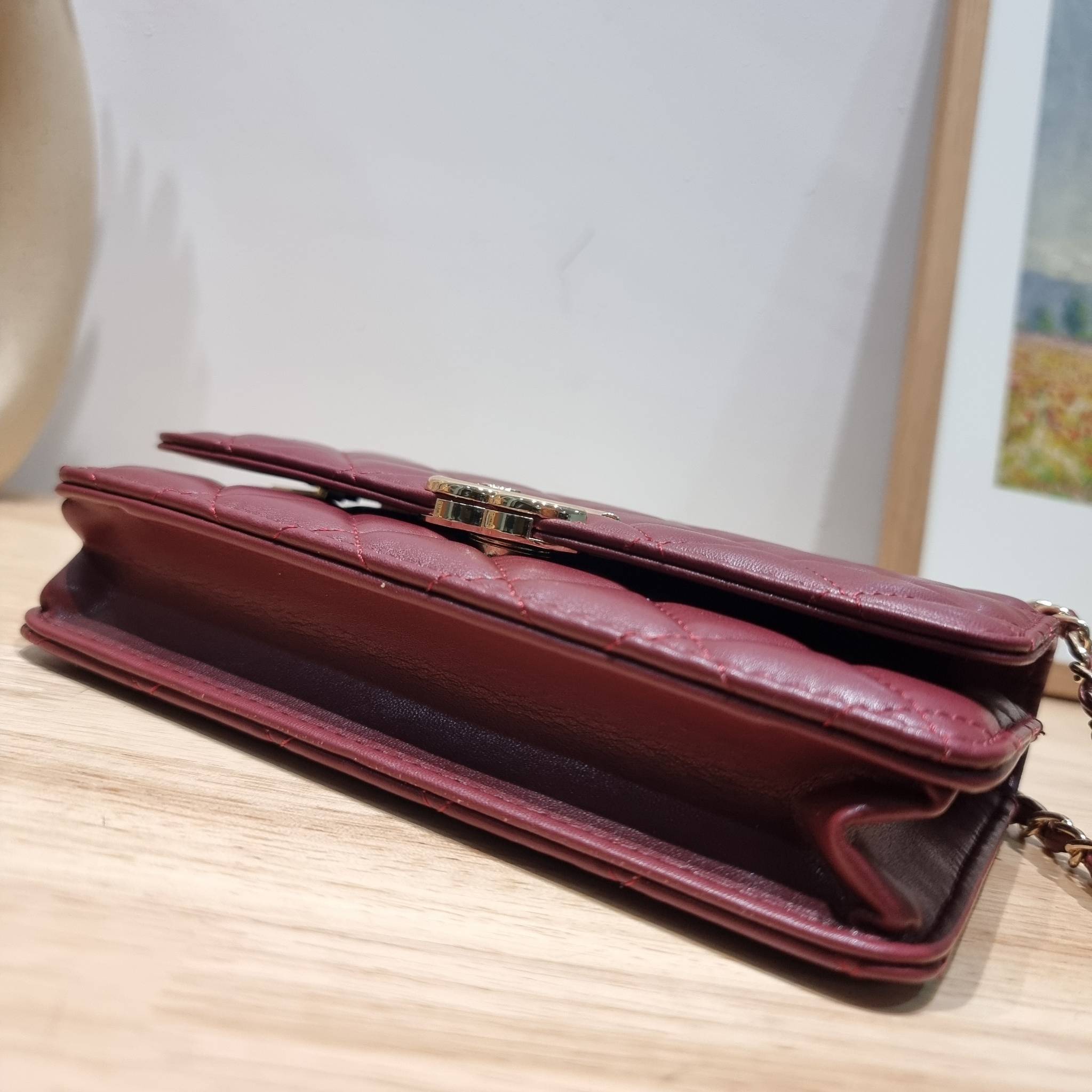 CHANEL woc with top handle black / CHANEL WALLET ON CHAIN กระเป๋าสะพายข้างไซส์กำลังดี สวยหรู ดีไซน์คลาสสิคผสานกิมมิคประจำแบรนด์ ทำให้ไอเท็มนี้เพิ่มมูลค่าขึ้นไปอีก สร้างสรรค์ตัวกระเป๋าด้วยหนังแกะ สัมผัสสบายมือ ใช้งานสะดวกด้วยกระดุมแม่เหล็ก ภายในกระเป๋าแบ่ง