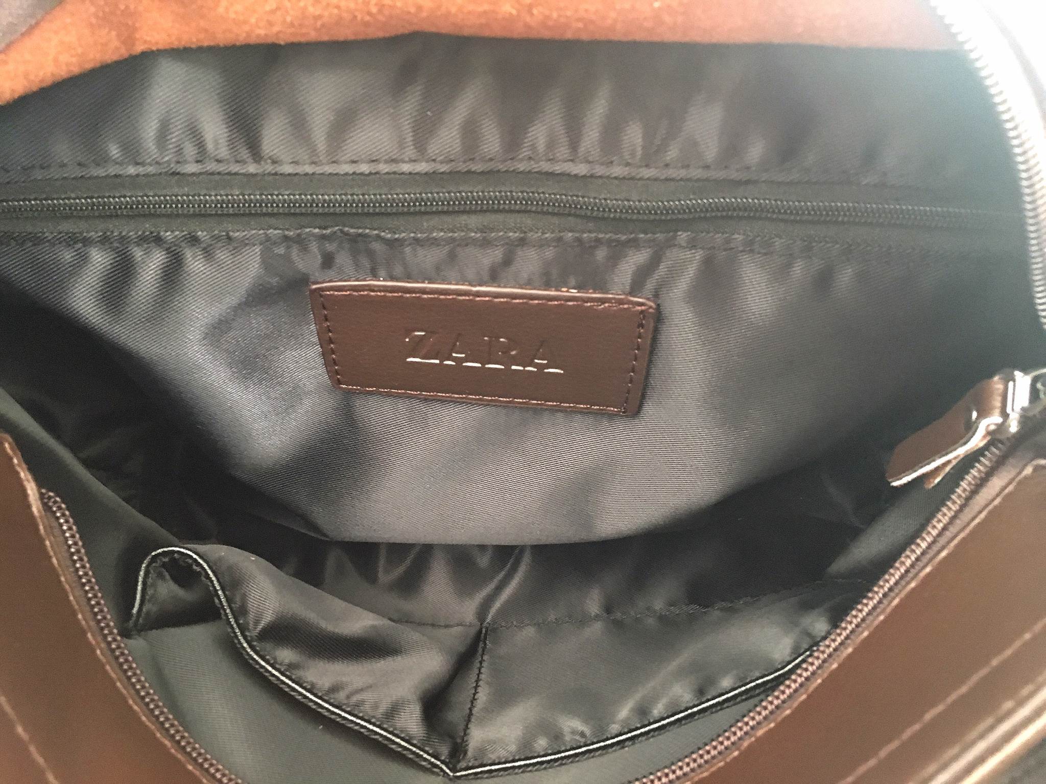 เอาใจหนุ่มๆบ้างค่า สำหรับ messenger bag หนังดี มากๆเลยน้า ลายหนังชัดสวย ใบนี้จากแบรนด์ ZARA MEN ตัวกระเป๋าขนาดกำลังดีเลยคะ สีน้ำตาลเข้มสวยมาก คลาสสิคสุดๆ มีช่องแบ่งเก็บของหลายช่องเป็นสัดส่วนมากๆคะ น้ำหนักเบา จุของคุ้ม สายยาว ปรับได้ free size สามารถสะพาย 