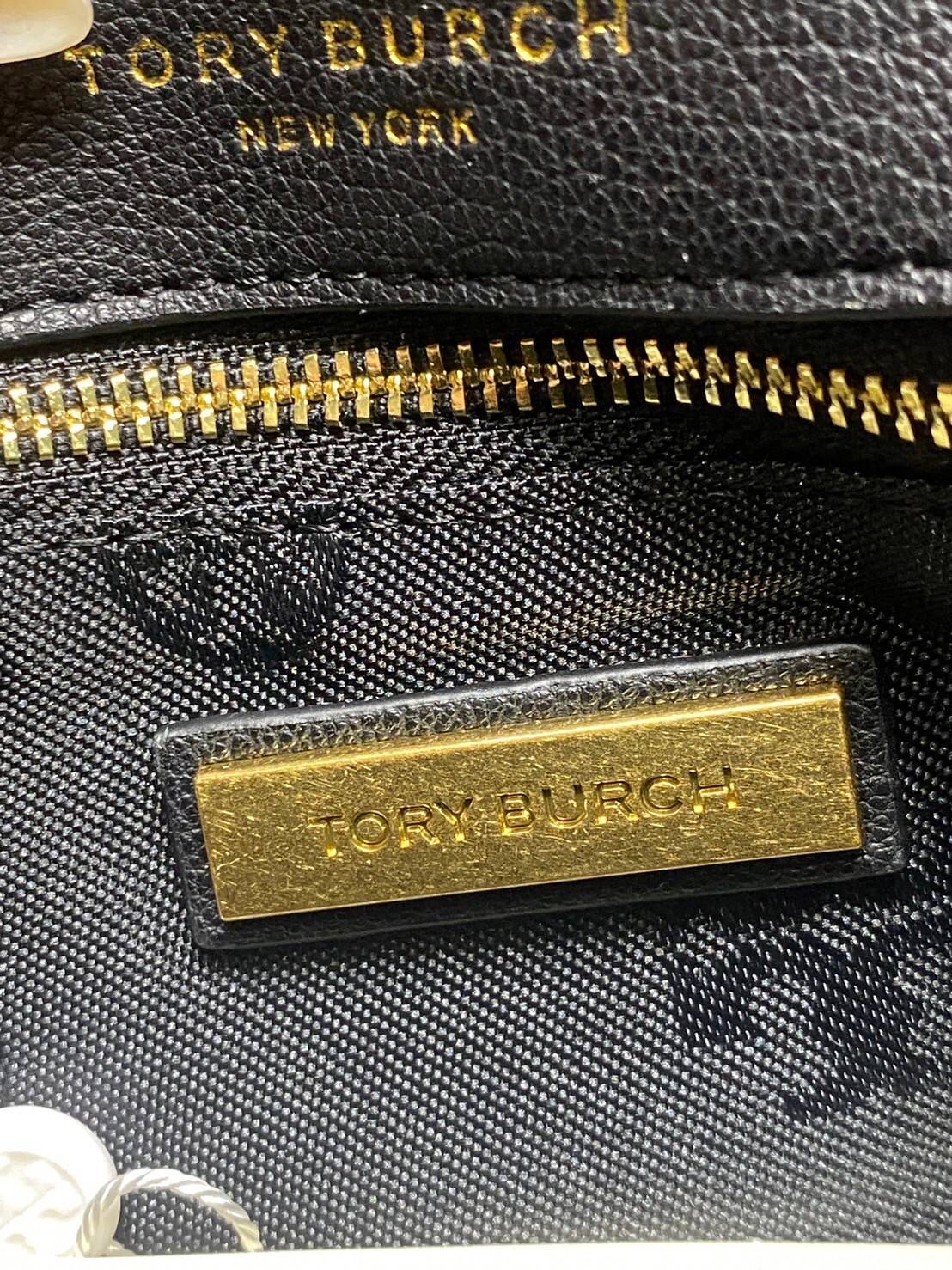 Tory Burch Willa Mini Top Handle Bag พร้อมส่งที่ไทย ใบจริงคือสวยสุดดไปเลยค่าา! กระเป๋าสะพายข้างหรือหิ้วก็เก๋ไปอีกเลยค่ะ! หนังอย่างดี ลายนวมนิ่มมือดีมากค่ะ ด้านหน้ามีอะไหล่โลโก้แบรนด์