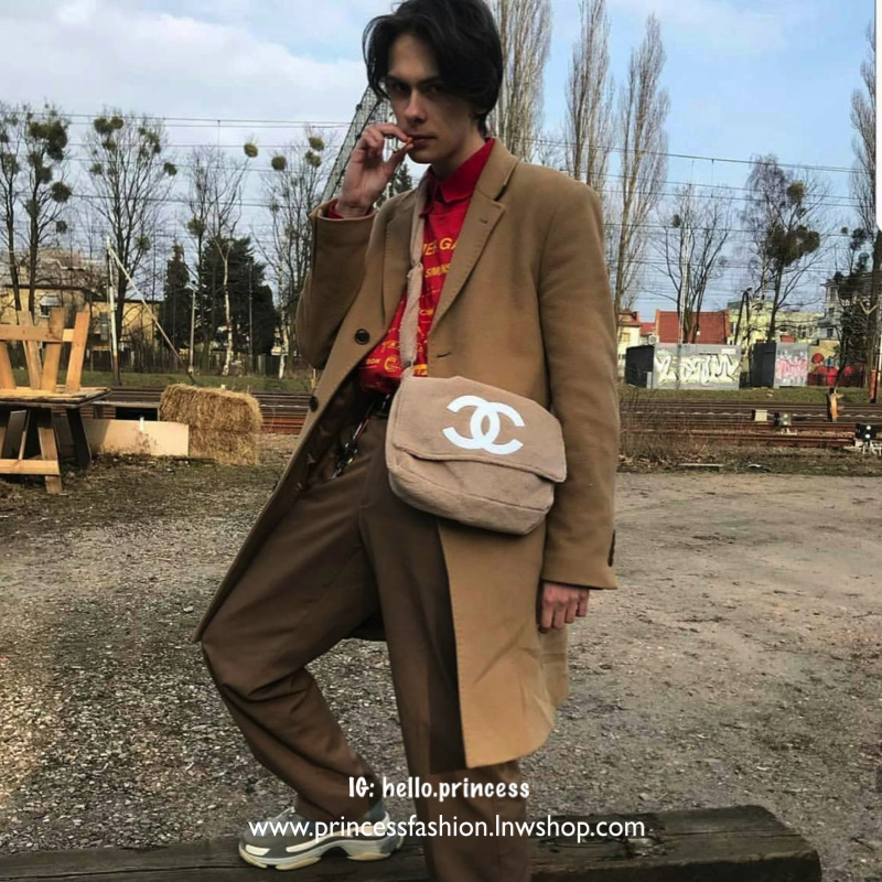 Chanel Beaute Crossbody Bag กระเป๋าถือหรือสะพายพรีเมี่ยมของเเท้จาก Chanel Cosmetic Counter VIP Gift รุ่นแนะนำวัสดุขนวูฟหนานุ่มตัดโลโก้แบรนด์หนังแก้วสวยโดดเด่น น้ำหนักเบา เปิดปิดด้วยฝาปิดกระดุมแม่เหล็ก ใบใหญ่กำลังดีใส่ ipad กระเป๋าสตางค์ใบยาว iphone เครื่อ