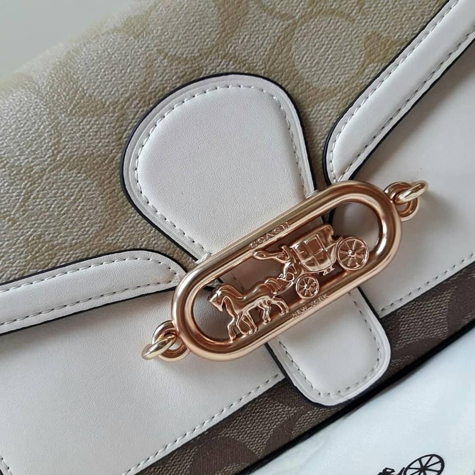 COACH SMALL JADE SHOULDER BAG IN BLOCKED SIGNATURE CANVAS (COACH 2723)🌹 สวยหรู ดูแพงมากๆ กับรุ่นนี้ วัสดุหนังแท้ ผสมแคนวาสอย่างดี หนังนิ่มมากๆ ด้านข้างเป็นหนังลายงูสังเคราะห์ ทรงสวยมากๆ มีสายให้ 2 เส้น สายสั้น และสายยาว ถอดได้ทั้ง 2 สาย จะถือเป็นค