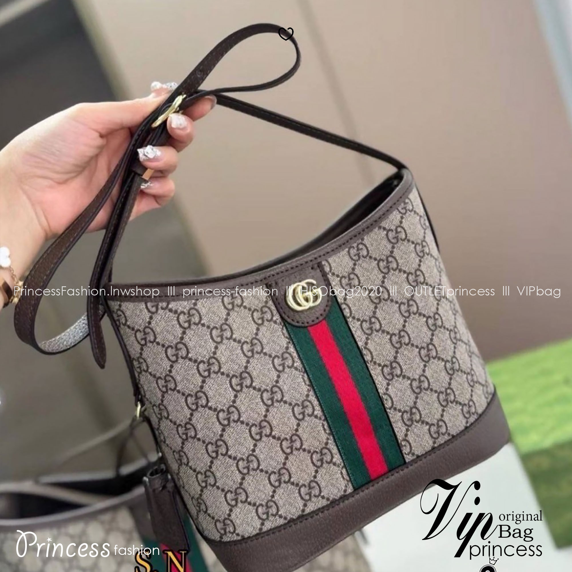GUCCI GG Ophidia shoulder bag / GUCCI TOTE BAG กระเป๋าสะพายทรงโท้ท งานแคนวาสอย่างดี พิมพ์ลาย GG เต็มใบคมชัด สวยเป๊ะมาก ภายในโล่งกว้าง จุของได้เยอะ เป็นหนึ่งไอเอทที่สาวๆ หลงรัก แมทได้กับหลายชุดไม่ซ้ำ ใบจริงสวยมาก แนะนำค่ะ