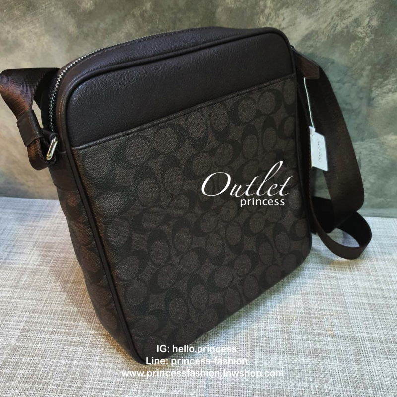 Coach Men crossbody bag Best seller! กระเป๋าข้างรุ่นยอดฮิตของคุณผู้ชาย วัสดุหนังลาย signature brand รอบใบ ด้านหน้ามี logo brand มีช่องหน้าหลัง ช่องหลักเปิดปิดด้วยซิป ใส่ wallet ยาว mini iPad ได้ มีช่องซิปเล็ก สายสะพายยาสปรับได้ค่ะ