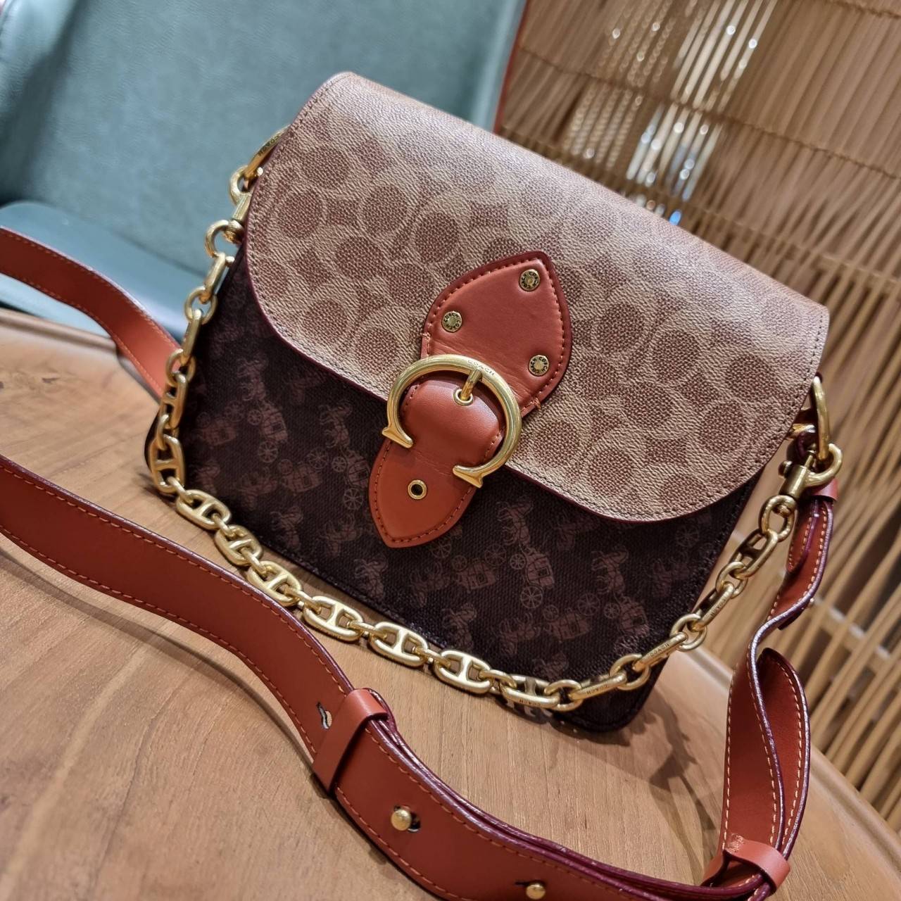 COACH C2418 BEAT SHOULDER IN SIGNATURE CANVAS WITH HORSE AND CARRIAGE PRINT กระเป๋าสะพายดีไซน์เลิศสุดหรู ปังกับดีเทลที่สุดใบนี้ เพราะมาพร้อมสายถึง 3 แบบ สลับใช้ไปรัวๆ หลากหลายไม่จำเจ สวยได้ทุกวัน เปิด-ปิดด้วยกระดุมแน่นหนา ภายในเป็นช่องโล่ง แบ่งสัดส่วน ใส่