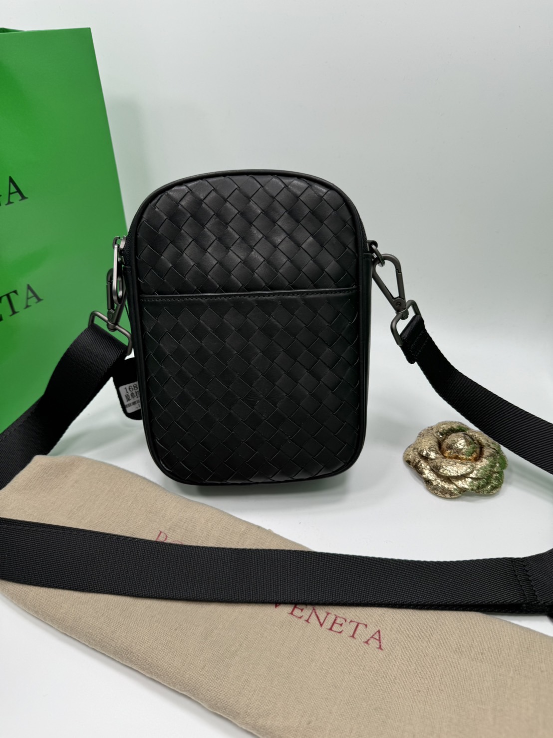 Small BOTTEGA Messenger Bag / BOTTEGA Crossbody Bag กระเป๋าสะพายเมสเซนเจอร์ ดีไซส์สานเป็นเอกลักษณ์ everyday look เอาใจหนุ่มๆ สวยเท่คลาสสิก