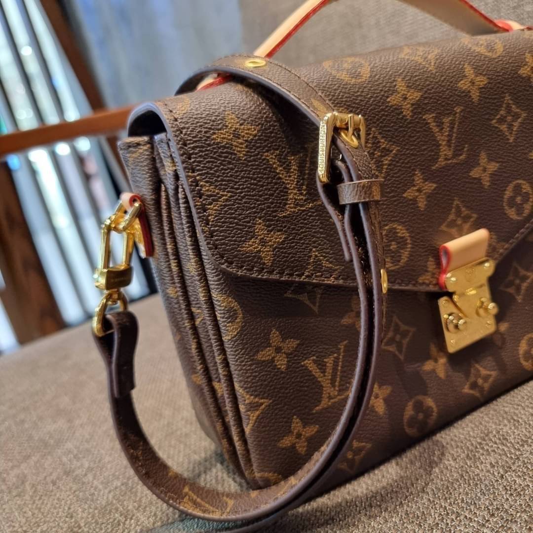 ยกระดับให้ตัวเอง กับไอเท็มสุดเลิศ ที่สาวๆตามหา LV pochette metis กระเป๋าถือ/สะพายทรงสวย คลาสสิค ดีไซน์เรียบง่าย แต่แฝงความหรู วัสดุหนังแคนวาสคุณภาพดี เปิดปิดด้วยตัวบีบล็อค ด้านหลังมีช่องซิปแยก ภายในซับสวยงามมาก ดูแพงที่สุด แบ่งสัดส่วนดูเหมาะ น่าใช้จริงๆ ส