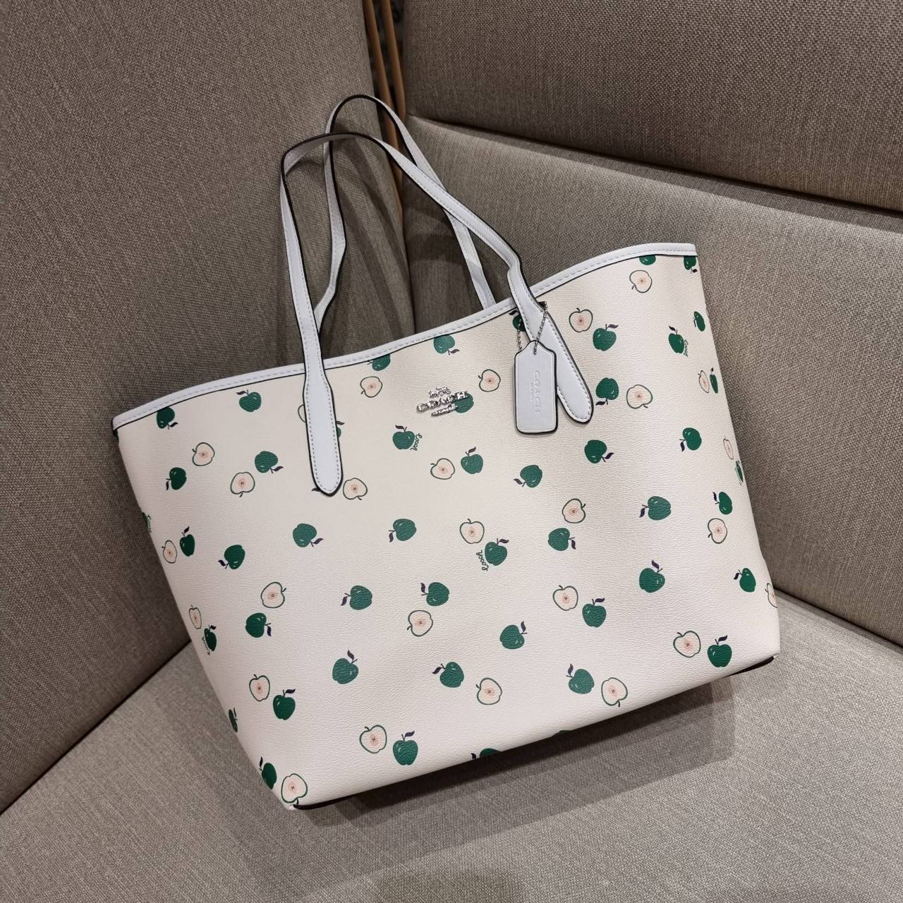 OUTLET 】COACH C4119 CITY TOTE WITH APPLE PRINT COACH CITY TOTE WITH POPSICLE PRINT C4277 แจกความน่ารักสดใส ด้วย 2 รุ่น กับเหล่าแอปเปิ้ลเขียวที่ยกมาทั้งสวน!! และลวดลายไอศครีมโทนชมพูแสนหวาน ดีไซน์ดึงดูดความสนใจได้ดีเลยทีเดียว กระเป๋าทรงช็อปปิ้งใบใหญ่ ที่จุย
