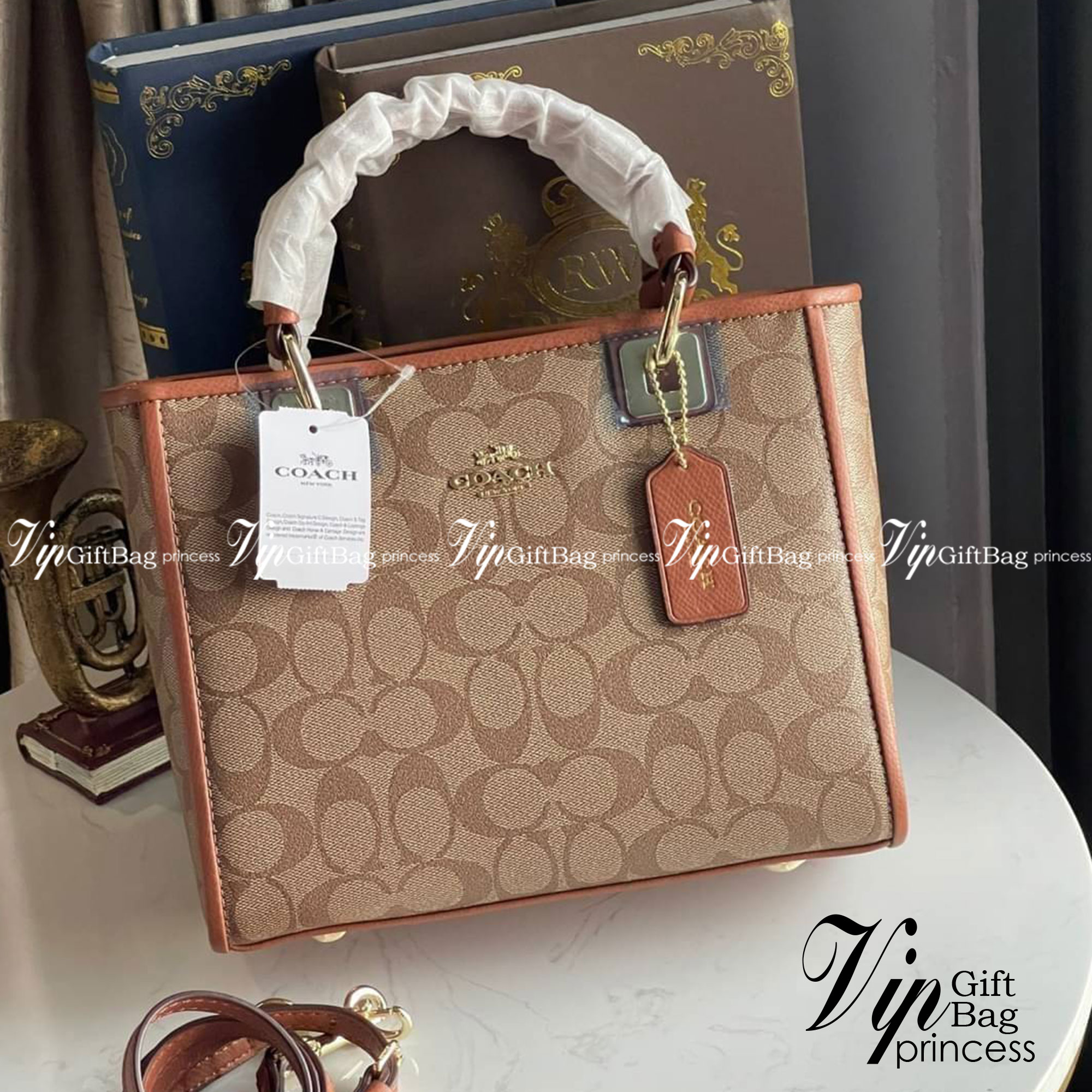 Coach Perry Tote Classic Bag F57568 รุ่นใหม่ล่าสุด กระเป๋ารูปทรงสี่เหลี่ยมสุดคลาสสิก เป็นกระเป๋าอเนกประสงค์ที่สามารถใช้ได้แทบทุกโอกาส ไม่ว่าจะไปเรียน, ไปทำงาน, ไปเที่ยว หรือแม้แต่ไปชอปปิง ด้วยขนาดที่กำลังดี ไม่ใหญ่เทอะทะ แต่ก็ไม่เล็กจนเกินไป มาพร้อมหูหิ้ว