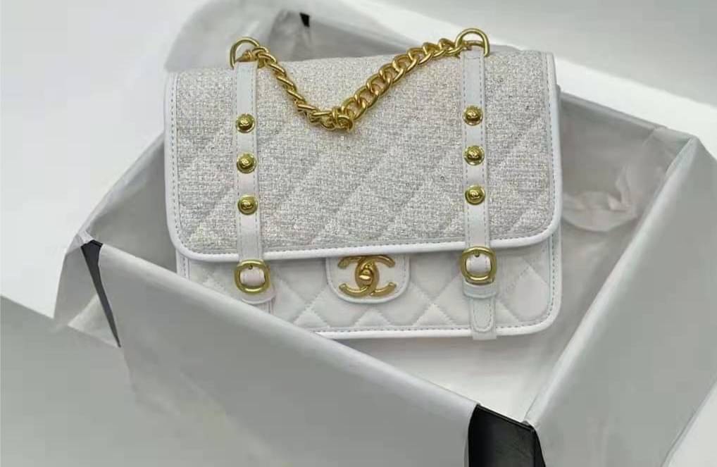 Chanel อเนกประสงค์ รุ่น Limited edition ลายตาราง ปักหมุดอะไหล่ทอง หนังแท้ น้ำหนักเบา มีช่องใส่ของจุกจิก เปิดปิดด้วยฝาปิดกระดุม มีช่องใส่บัตร ช่องซิป ช่องหลัง ใส่กระเป๋าสตางค์ใบยาว ได้ค่ะ ตัวจริงสวยมากๆถูกใจรีบจองนะคะ ใส่มือถือได้ทุกรุ่น สายสะพายโซ่+หนัง แ