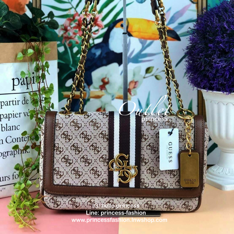 Guess Logo city handbag กระเป๋าสะพายไหล่ ตัวกระเป๋าเป็นผ้าลาย signature ของแบรนด์ ตัดกับหนังที่ตัวขอบกระเป๋า มาพร้อมพวงกุญแจโลโก้แบรนด์ ด้านหน้ามีโลโก้แบรนด์ ด้านหลังมีช่องใส่โทรศัพท์/บัตรได้ เปิดปิดแบบกระดุมแม่เหล็กซ้าย-ขวา ด้านในมีช่องซิป เล็ก 1 ช่อง แล