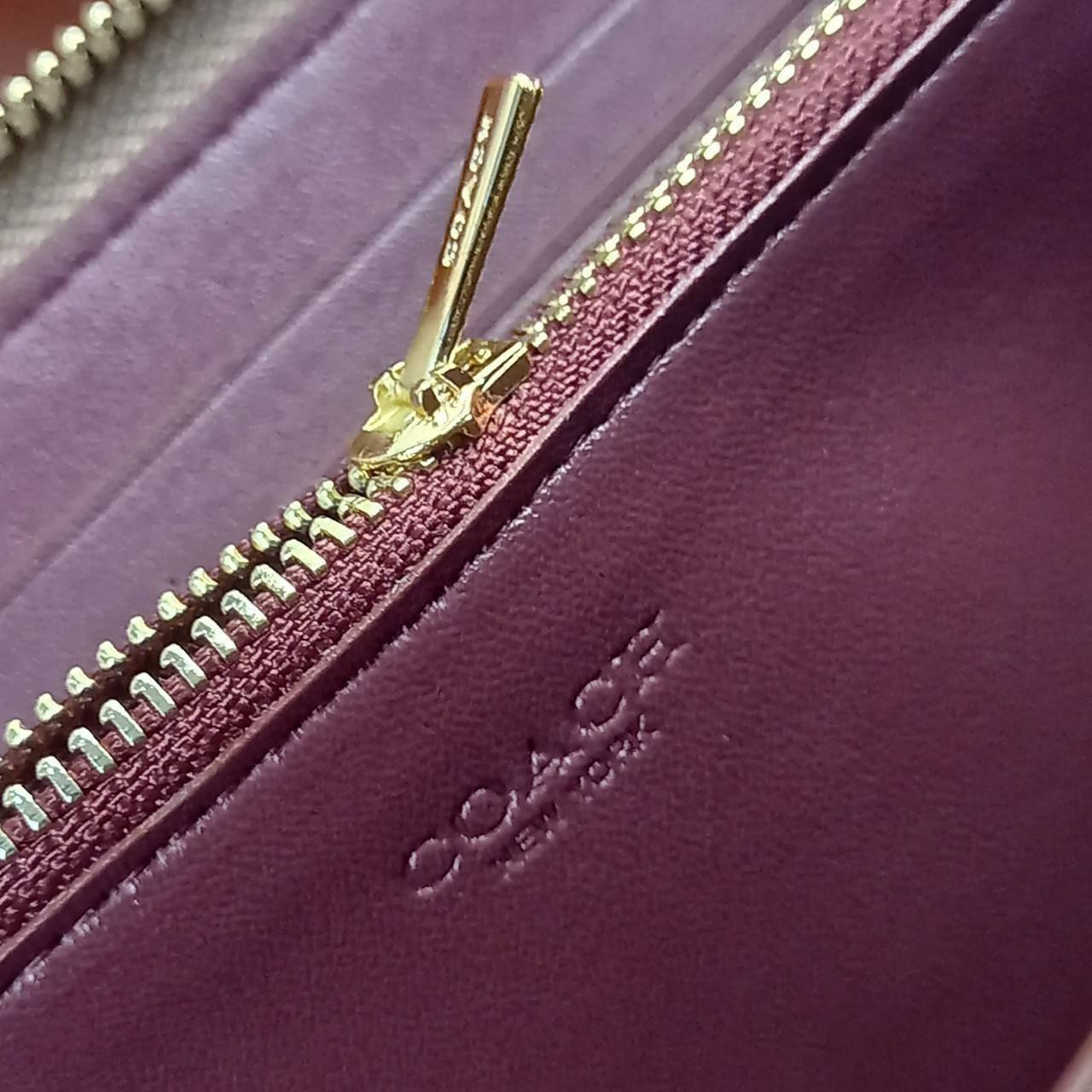 มาเท่าไหรก็ไม่เคยพอจริงๆ มีความต้องการกันถึงขีดสุด❣️😘>>COACH ACCORDION ZIP WALLET IN COLORBLOCK SIGNATURE CANVAS (COACH 31546)🍁กระเป๋าสตางค์ใบยาว ซิปรอบ //วัสดุหนังแคนวาสสลับหนังแท้ ดีไซน์สวย โดดเด่นลงตัวเป็นที่สุด ด้านในมีช่อ