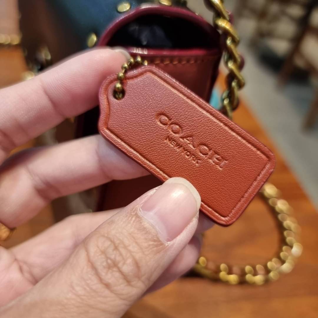 COACH C2462 MADISON SHOULDER BAG 16 IN SIGNATURE CANVAS WITH RIVETS กระเป๋าสะพายข้าง ไซส์กะทัดรัด พกพาง่าย น้ำหนักเบา ดีไซน์สวย โดดเด่นด้วยตัวล็อครูปดอกไม้ สีสันตกแต่งตัดกันกับลายซีอย่างลงตัว วัสดุหนังแคนวาสเคลือบลาย ภายในแบ่งสัดส่วนให้อย่างดี มาพร้อมสายส
