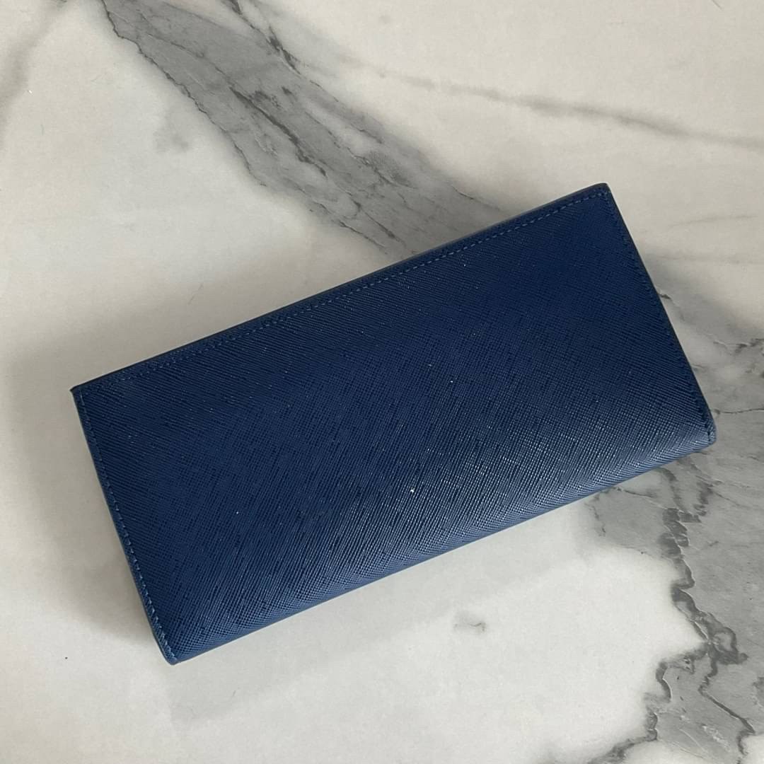 PRADA LONG WALLET Best Seller กระเป๋าสตางค์รับทรัพย์ ทรงหรู ลายหนัง SAFFIANO มีช่องใส่บัตร ถึง 12 ช่อง และช่องซิปใส่ของจุกจิกได้ น้ำหนักเบา จับถนัดมือ ขนาดกำลังดี