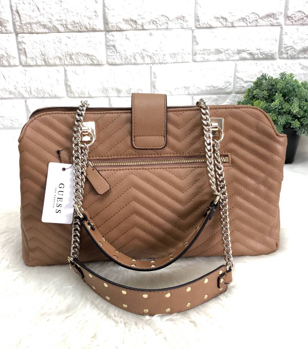 GUESS WOMEN’S VIOLET GIRLFRIEND SATCHEL SHOULDER BAG พร้อมส่งความสวยค่ะ!! กระเป๋าถือ สะพายไหล่ วัสดุเย้บหนังลายนวม หนังนิ่ม ทรงป่องสวยงามาก ด้านหน้าห้อยพวงพู่ยาวลงมาสวยมากๆทีเดียวค่ะ ปากกระเป๋าเปิดปิดแบบกระดุมแม่เหล็ก มีอะไหล่โลโก้แบรนด์หรู ช่องหลักแบ่ง เ