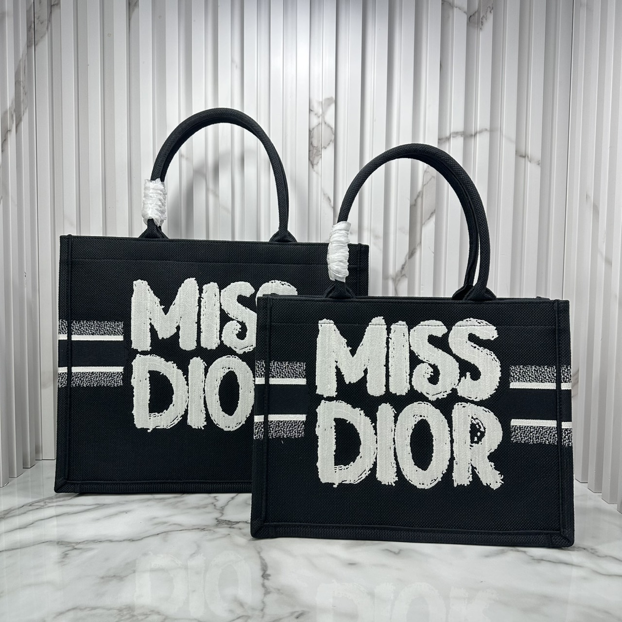 ORI หนังแท้ | Dior BookTote Black Miss Dior Embroidery Tote Bag กระเป๋าทรงโท้ทคอลใหม่ โทนดำคลาสสิก สวยงามและหรูหรา