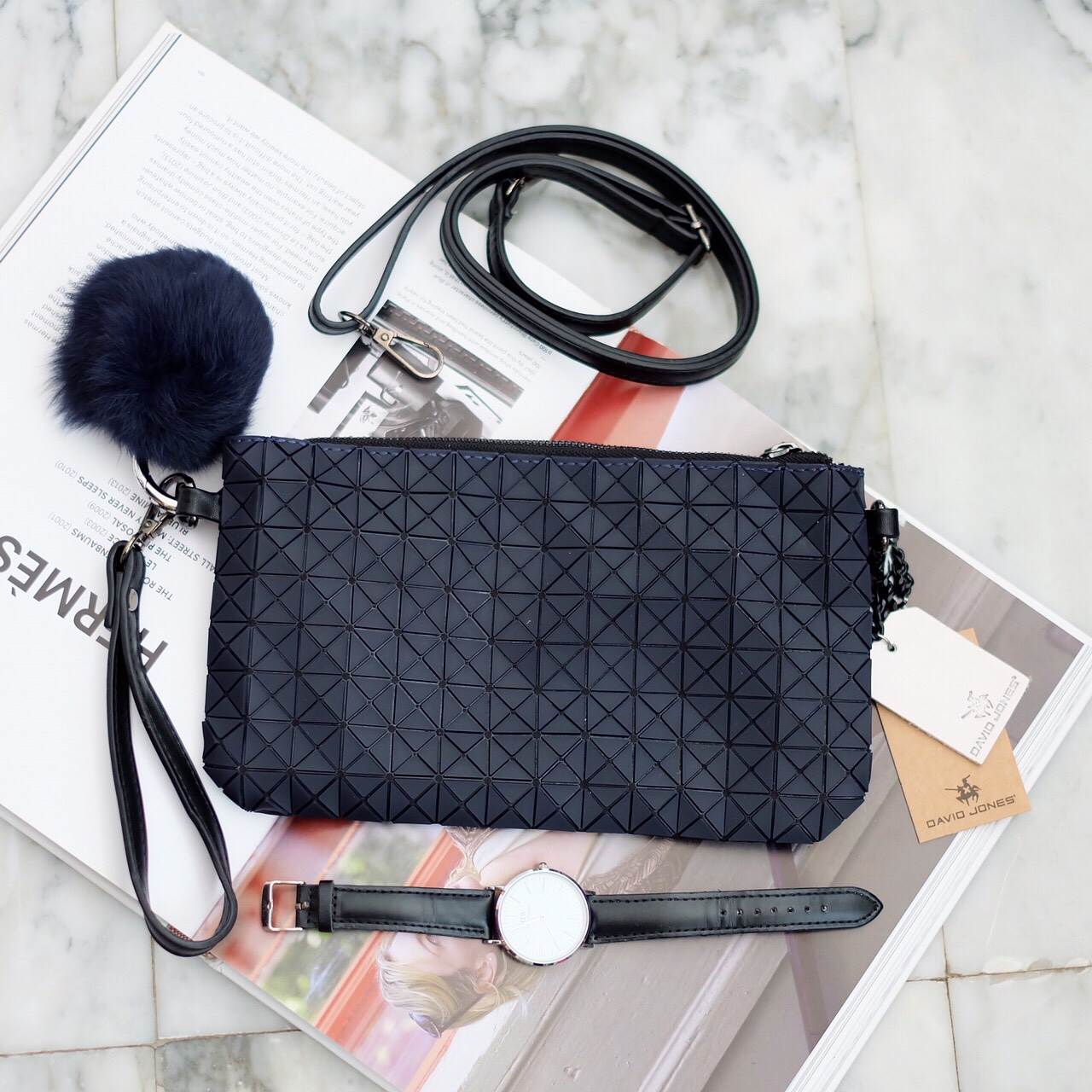 💥รุ่นขายดี สีเข้าเพิ่มค่า !!! เอาใจสาวๆ ที่ต้องการหากระเป๋าสะพายข้างใบเล็กๆเบาๆ สะพาย cross body สวย สะพายจบในใบเดียว แนะนำใบนี้เลยค่า อะไหล่ดำ เรียบหรูมากคะ จากแบรนด์ David Jones ตัวกระเป๋าสะพาย ปรับเก็บสายถือเป็น clutch bag ได้คะ มีสายคล้องข้อมื