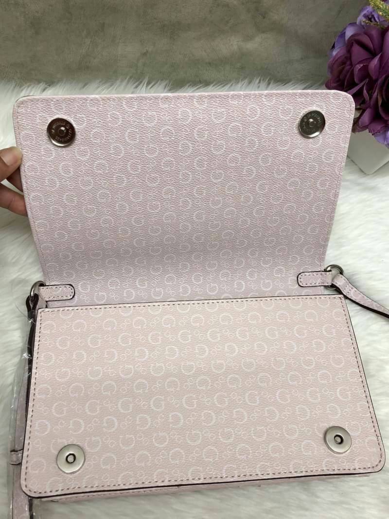 GUESS Embroidery Shoulder Bag กระเป๋าไหล่หรือ crossbody วัสดุหนังแกะเทียม น้ำหนักเบา ตัวกระเป๋าเพ้นท์ลายตัวG ทั้งใบ พร้อมปักรูปดอกไม้ด้านหน้า มาให้ งานปักละเอียด สวยมากๆ ค่ะ เปิดปิดกระเป๋าแบบฝาปิด แม่เหล็ก ใข้งานง่าย ด้านในโล่ง ใส่ ipad mini ได้ และมีช่อง