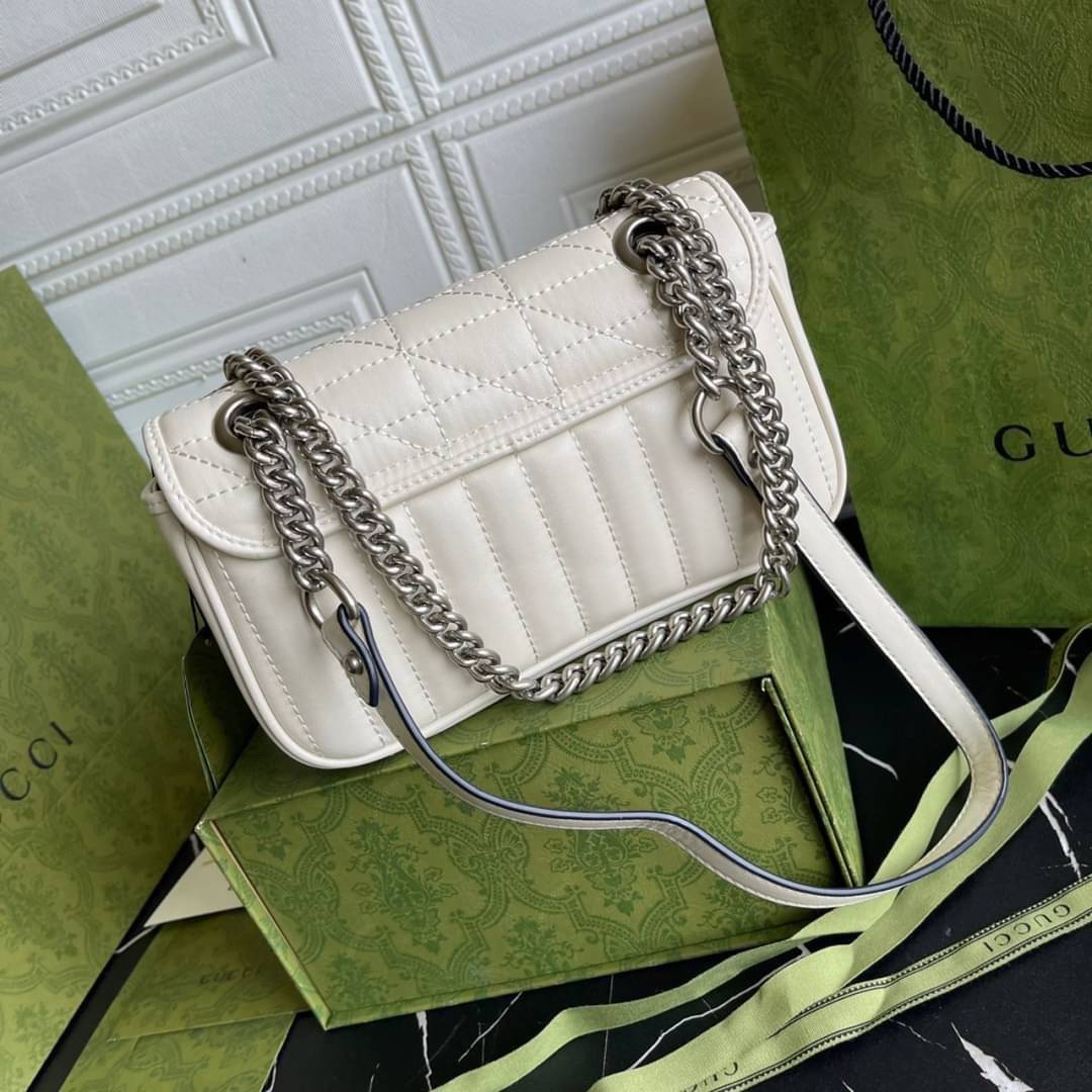 หนังแท้ GUCCI GG Marmont leather shoulder bag แบบใหม่ล่าสุด ราคานี้หนังแท้คือคุ้มมากเลยค่าสาวๆ ต้องจัดแล้วน้าา ยกระดับความหรูให้กับตัวเองกันหน่อย ด้วยกระเป๋ารุ่นนี้!! ครอสบอดี้ที่ดีไซน์หรู อัพเลเวล ในราคาที่จับต้องได้ พร้อมเสิร์ฟความสวยตรงถึงบ้านแล้วจ้า