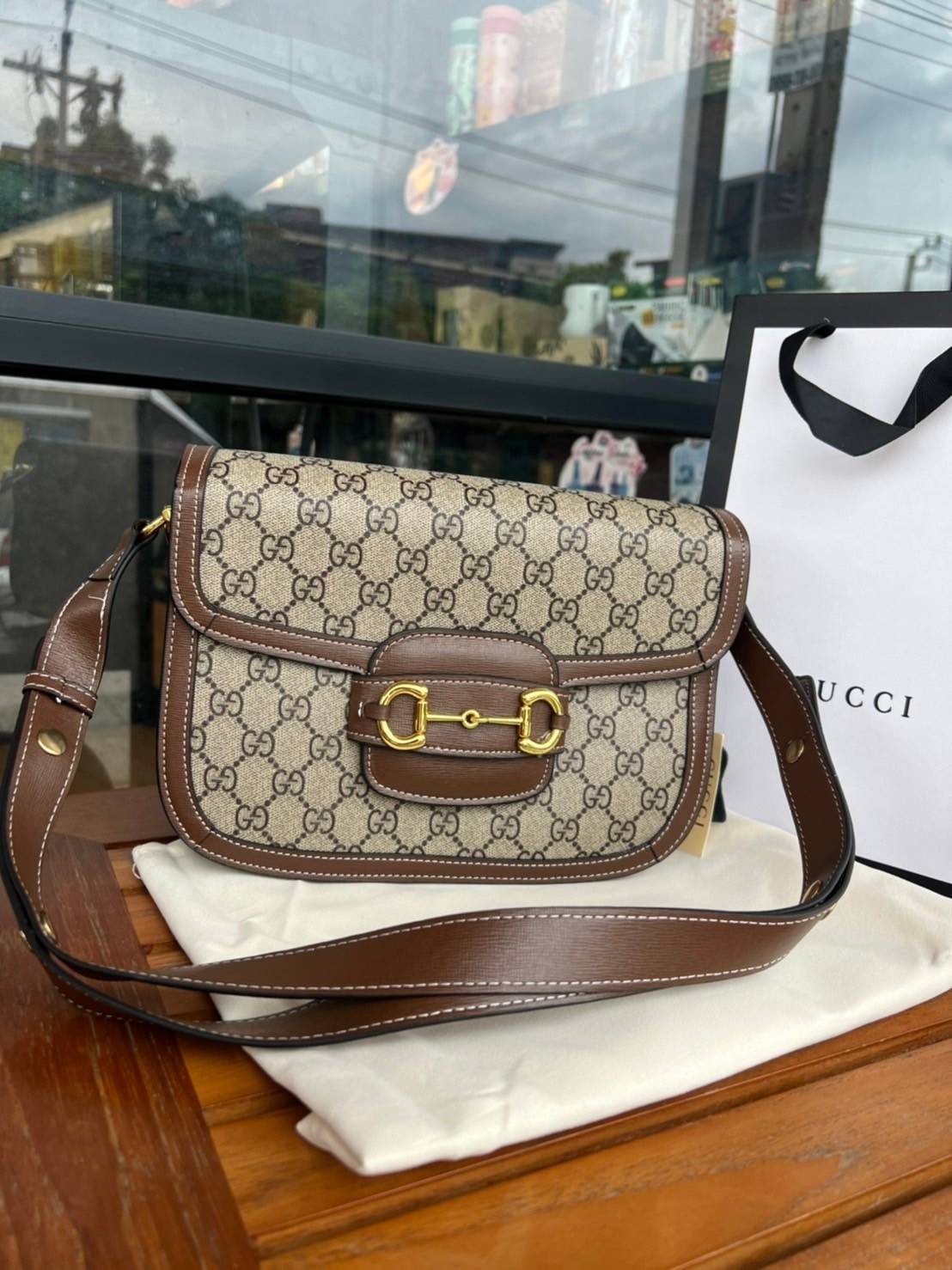 Gucci Horsebit Shoulder Bag กระเป๋าสะพายไหล่ วัสดุผ้าใบ GG Superme ตัดแต่งหนังแท้ สายสะพายไหล่ปรับระดับได้ ด้านในมี 1 ช่องซิป อะไหล่ทองหรูหรา ดาราเซเลปใช้เพียบ ไม่มีเอ๊า เรียบหรูดูแพงสุดๆค่า