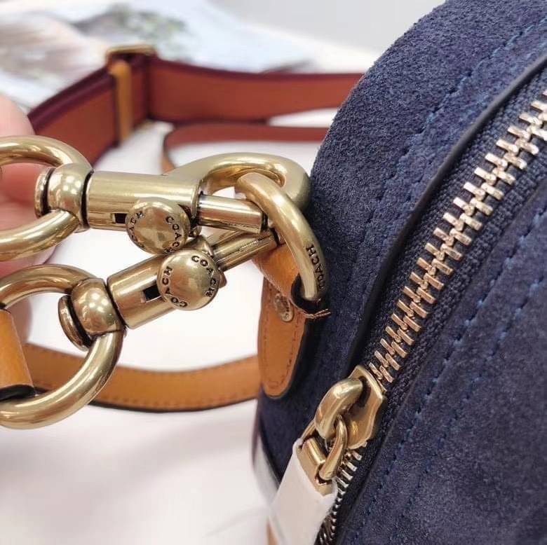 OUTLET 】COACH Camera Bag In Colorblock With Coach Patch (COACH F79278) 🍁หายากมากๆแล้วรุ่นนี้**จะถือ หรือสะพาย ได้ตามใจสั่ง //วัสดุหนังแท้เต็มใบ คุณภาพหนังดีมากๆ ปักโลโกตัวC ด้านหน้า ดูดีแบบไม่ซ้ำใคร //มาพร้อมสายสะพาย 2 สาย >>สายหนัง และสายสป