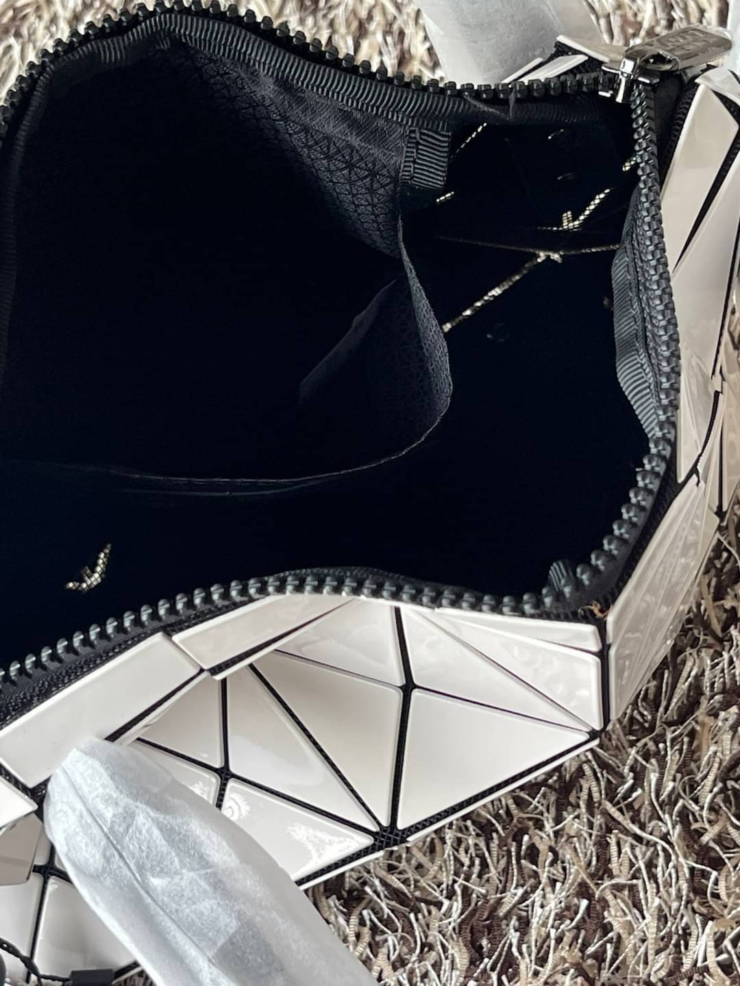 BaoBao Issey Miyake Small Boston Bag กระเป๋าบอสตันที่มีดีไซน์สปอร์ต มีช่องซิปที่ทำให้หยิบสิ่งของออกมาได้ง่ายแล้ว แบบกว้างที่ด้านล่างของกระเป๋ายังให้ความจุที่ยอดเยี่ยม