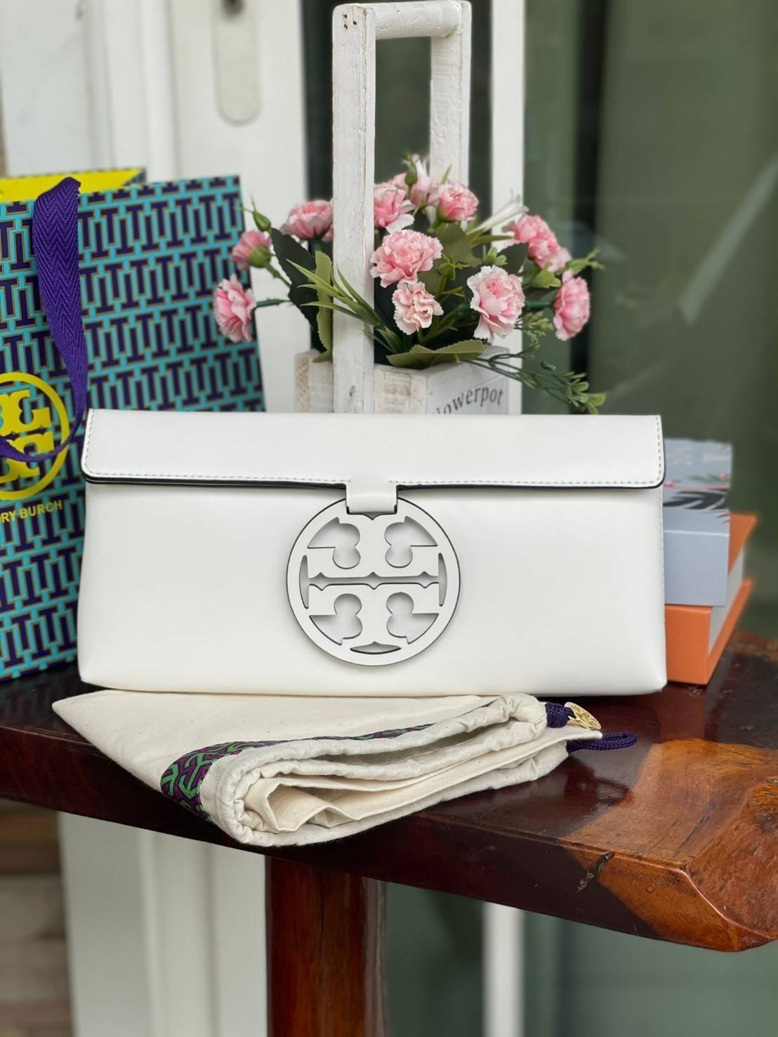 Tory burch Miller Metal clutch กระเป๋าคลัทช์ดีไซน์เรียบหรูออกแบบมาได้อย่างลงตัว ด้วยรูปทรงที่สวยงามและทันสมัย จากแบรนด์ Tory Burch ขนาดกำลังดี สามารถใส่กระเป๋าสตางค์หรือเครื่องสำอางค์ได้ตามขนาดกระเป๋า ในเรื่องของดีไซน์และLogo DoubleT เฉดเดียวกับสีของกระเป